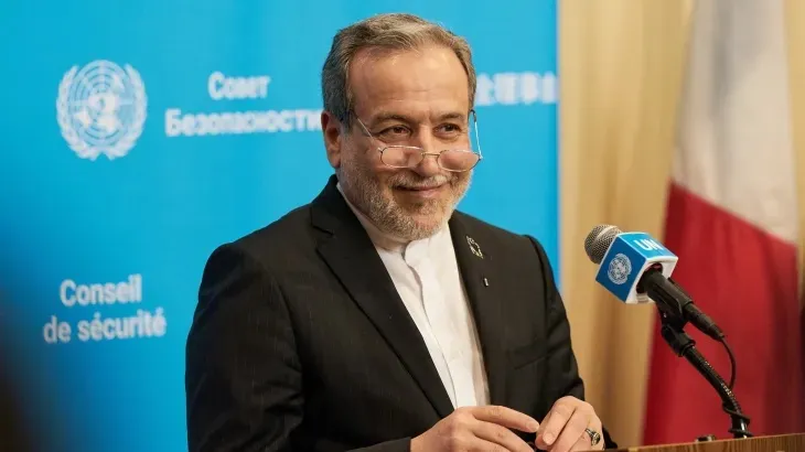 Mỹ, Iran tiếp tục đàm phán riêng rẽ với các bên trung gian - Ảnh 1. Ngoại trưởng Iran Abbas Araghchi gặp các nhà đàm phán trung gian Qatar (Nguồn: Al Jazeera)