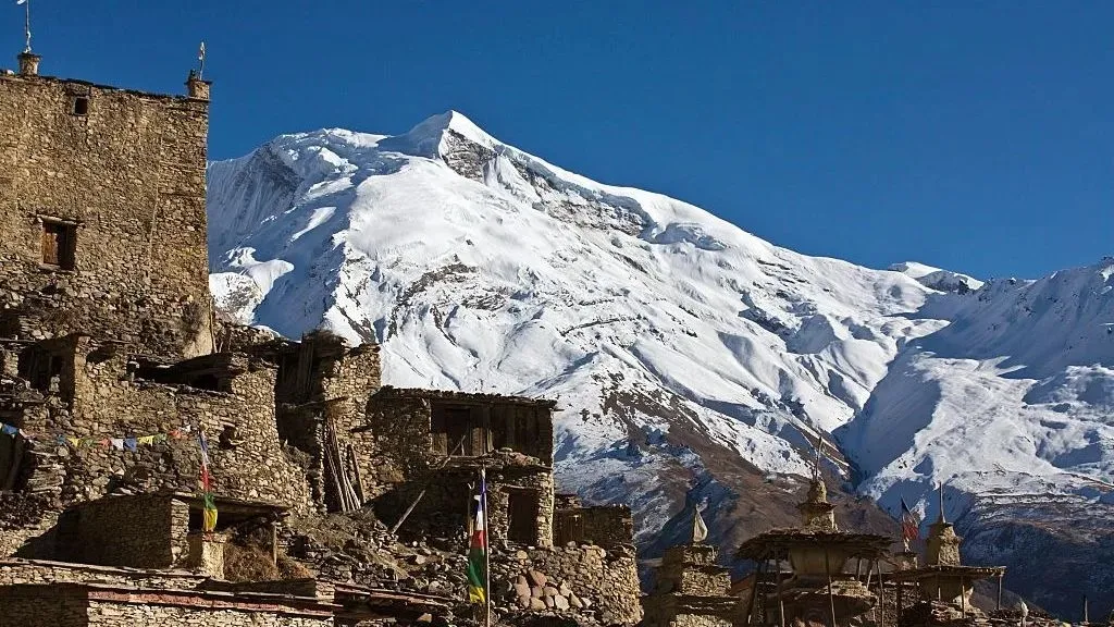 Lở tuyết chôn vùi trại leo núi ở Nepal - Ảnh 1. Trận lở tuyết 27/9 ập xuống ngọn núi Himlung Himal, vốn thu hút nhiều du khách nước ngoài đến leo núi (Nguồn: BBC)