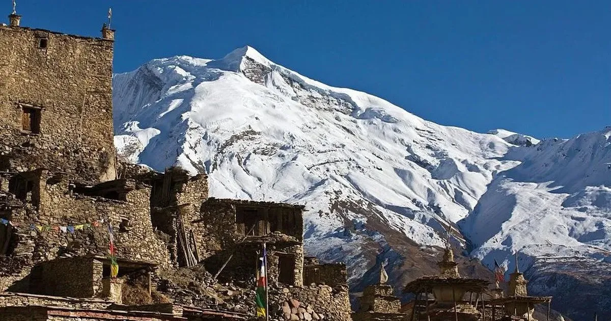 Lở tuyết chôn vùi trại leo núi ở Nepal