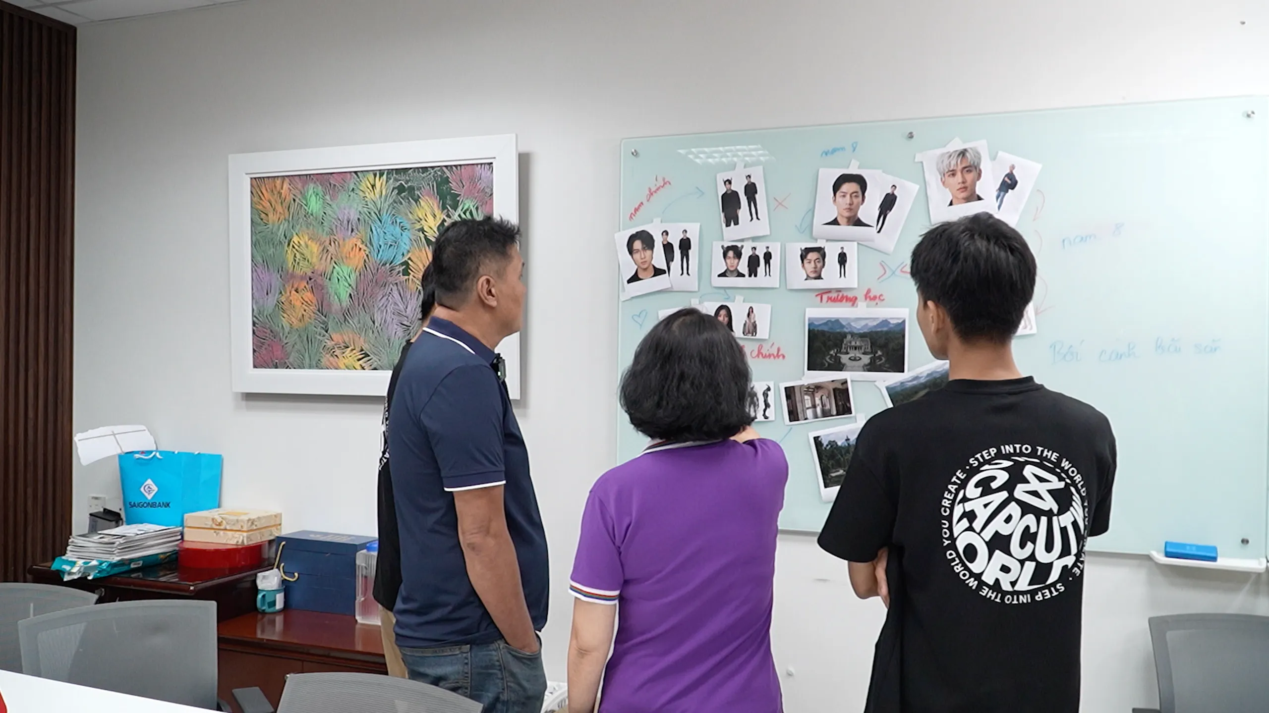 Người làm phim thay đổi ra sao khi AI "nhập cuộc"? - Ảnh 12. Đạo diễn Hồng Chi, biên tập Thùy Vân làm việc cùng các thành viên dự án