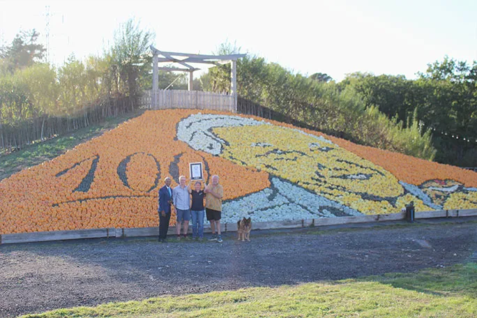 Giám định viên Guinness World Records trao chứng nhận cho nông trại Sunnyfields