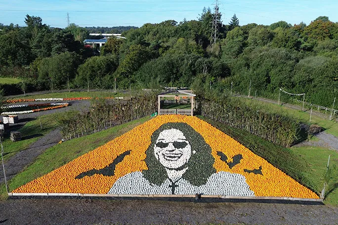 Tác phẩm bí ngô tưởng nhớ Ozzy Osbourne năm 2025 của nông trại Sunnyfields