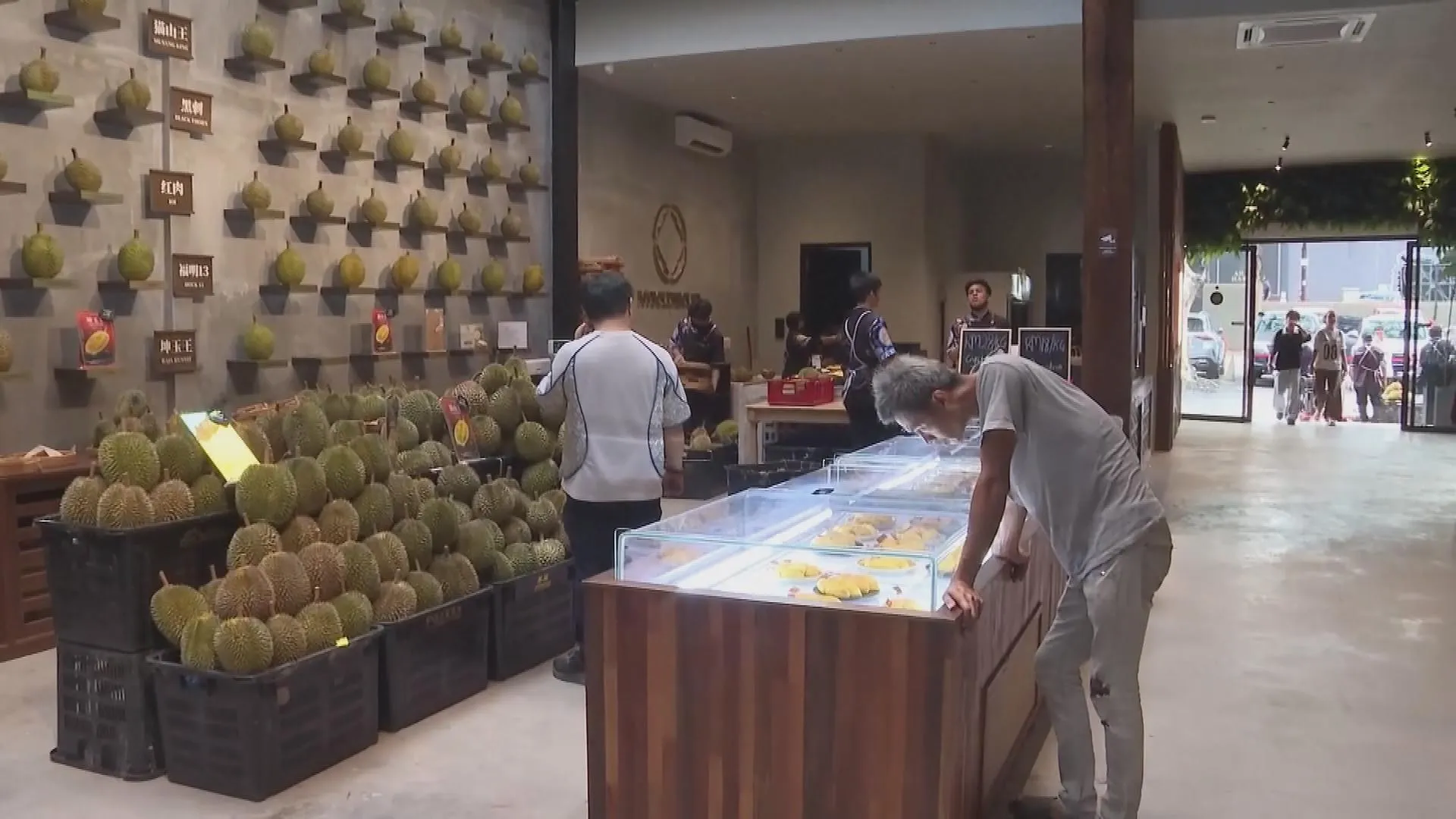 Cuộc chơi mới của ngành sầu riêng Malaysia - Ảnh 1. Khách hàng chọn mua sầu riêng Musang King tươi tại cửa hàng bán lẻ hiện đại ở Malaysia.