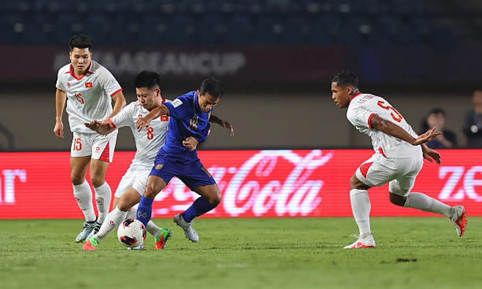 TRỰC TIẾP Thái Lan 1-0 Việt Nam (Hiệp 2): Gà son vào sân
