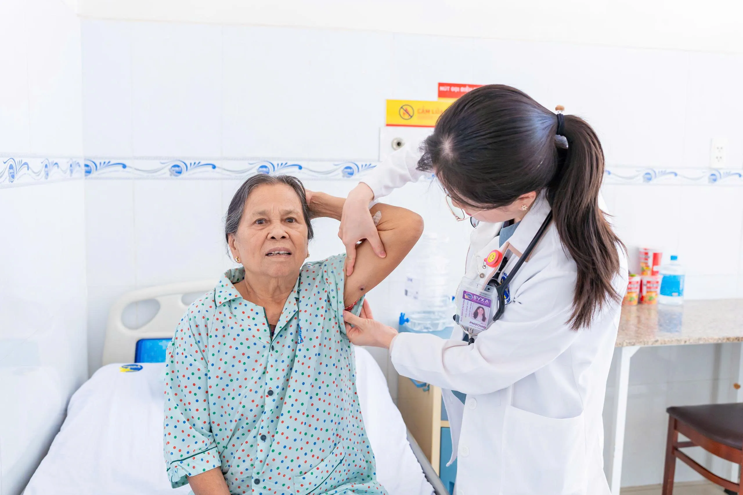 BÁC SĨ THĂM KHÁM BỆNH NHÂN