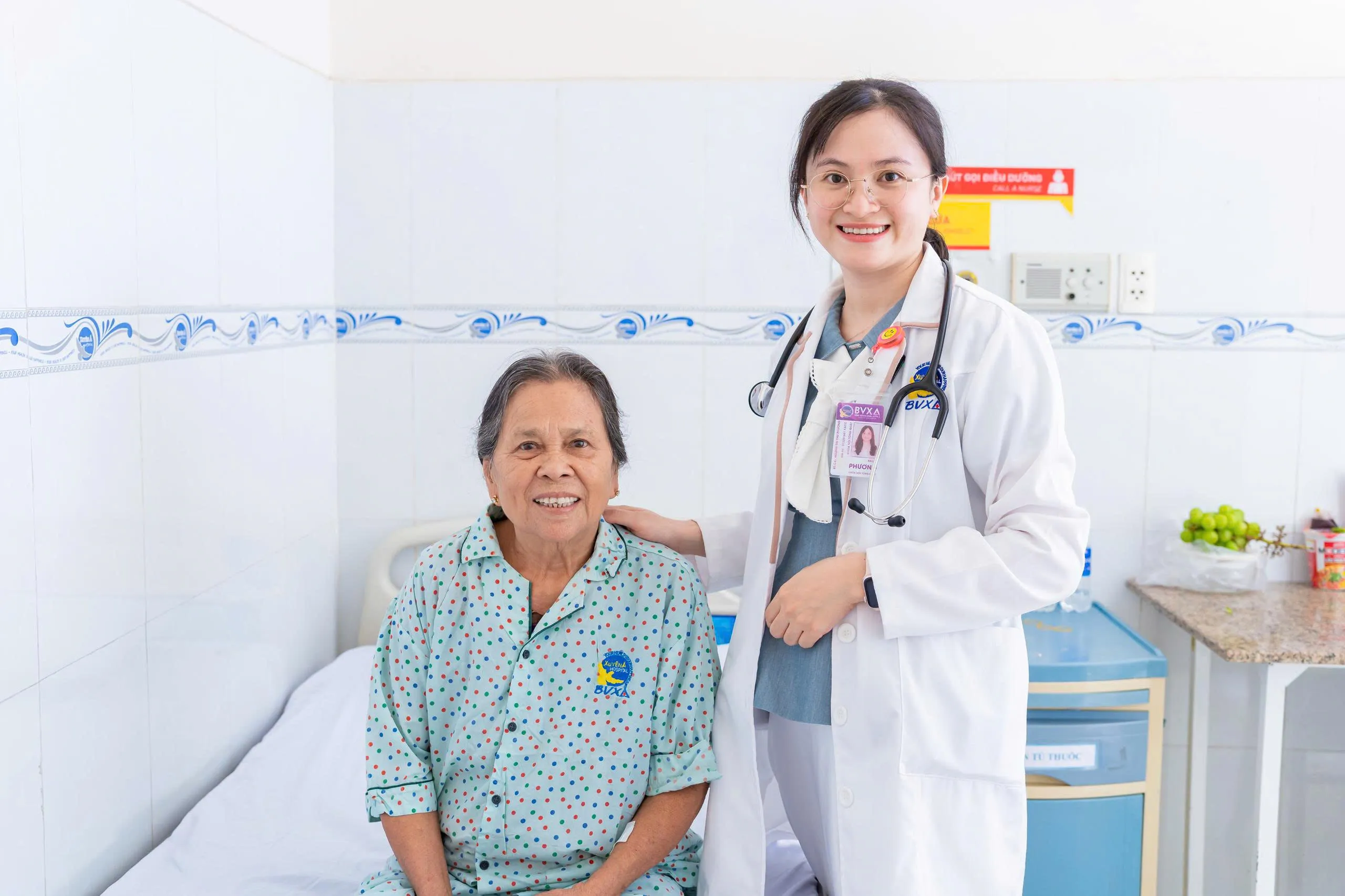 BÁC SĨ VÀ BỆNH NHÂN NGÀY XUẤT VIỆN