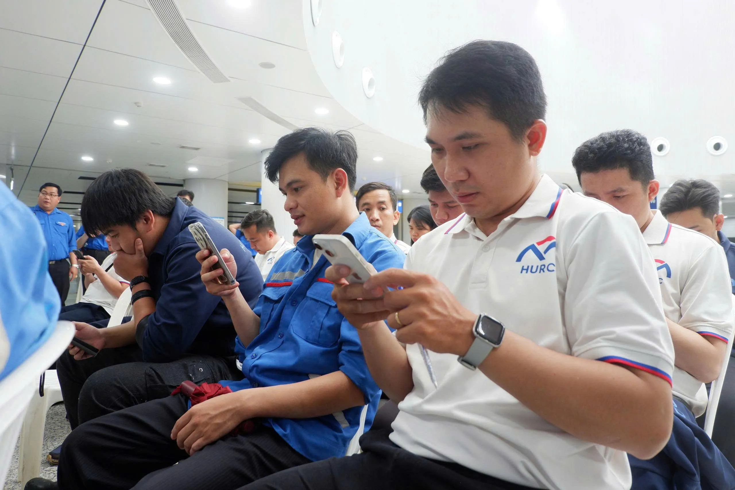 Các bạn thí sinh là thanh niên công nhân tham gia thi trực tuyến hội thi bằng điện thoại - Ảnh Bá Nam