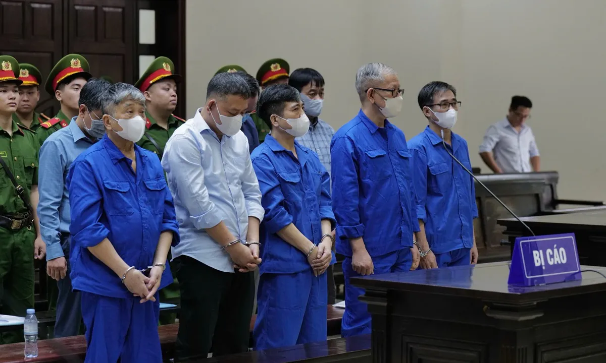 Bà Nguyễn Thị Kim Tiến xin nộp thêm 1,1 tỉ đồng, tòa tiếp tục xử vào chiều 1/10