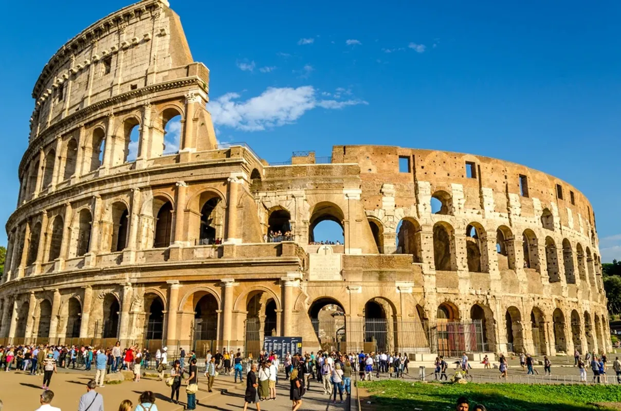 Đấu trường La Mã Colosseum, nằm ở trung tâm Rome, Italy, là một trong những biểu tượng nổi tiếng nhất của Đế chế La Mã - Ảnh Envato