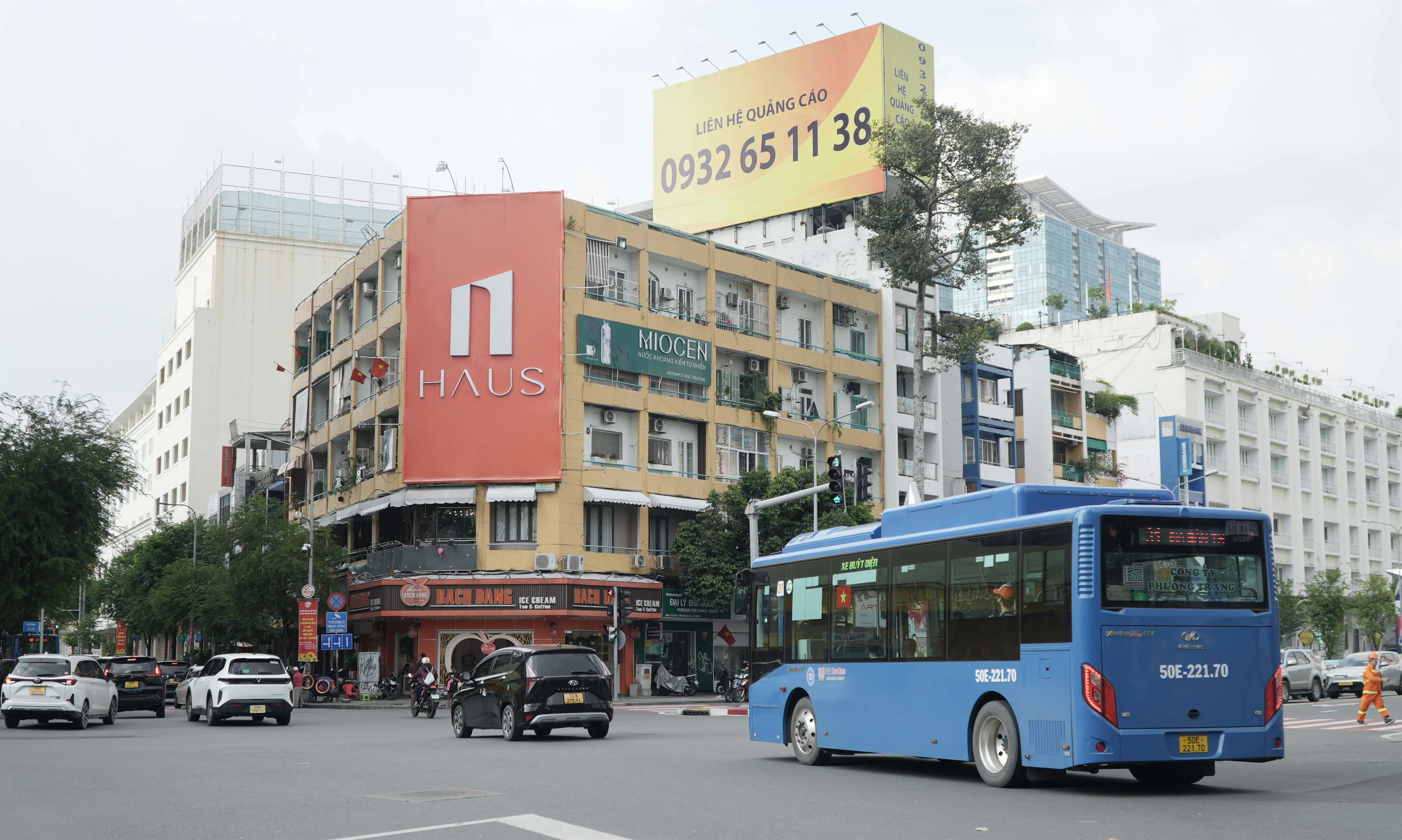 Các bảng quảng cáo trên công trình, nhà cao tầng tạo nên một phần diện mạo quảng cáo ngoài trời tại khu vực trung tâm TPHCM - Ảnh: Văn Phúc