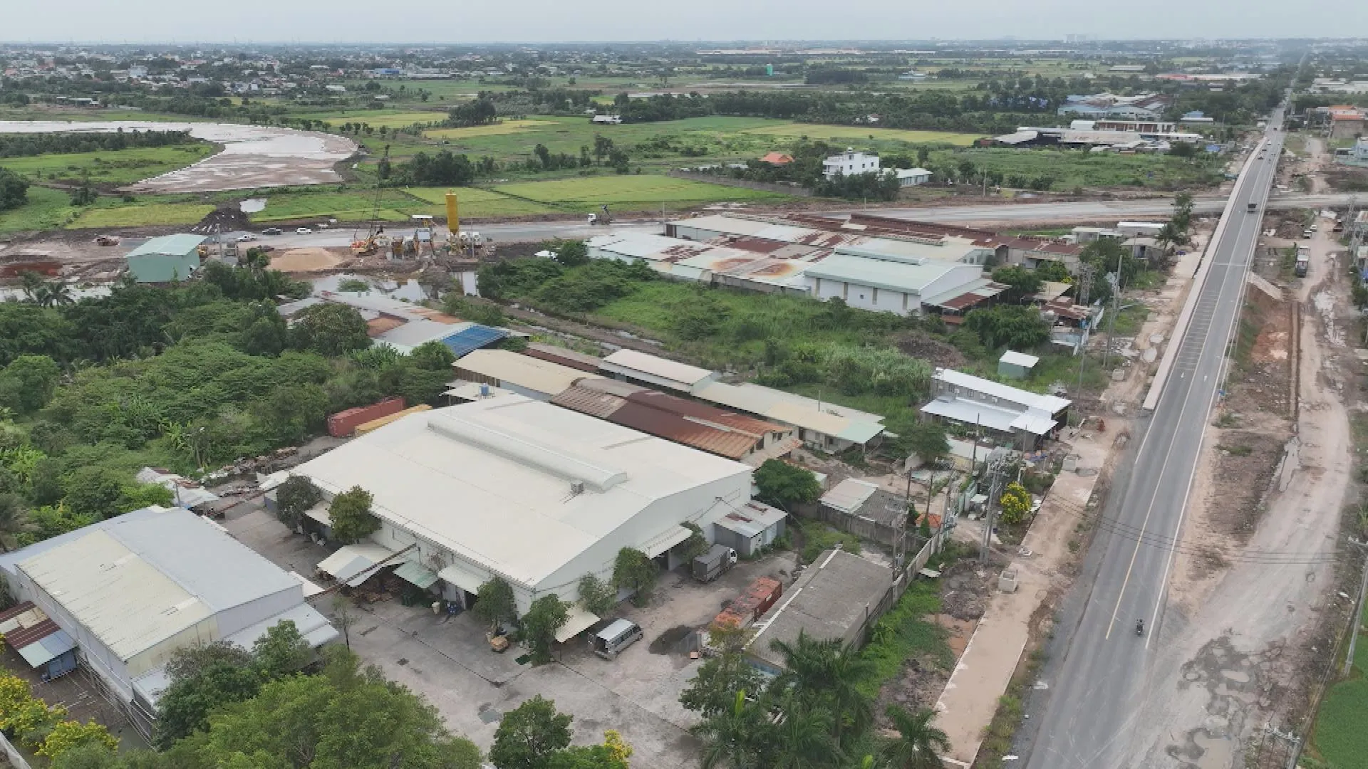 Góc nhìn toàn cảnh từ trên cao về khu vực dự án đi qua địa phận TP. Hồ Chí Minh, nơi đang triển khai công tác giải phóng mặt bằng để xây dựng tuyến cao tốc kết nối quan trọng này