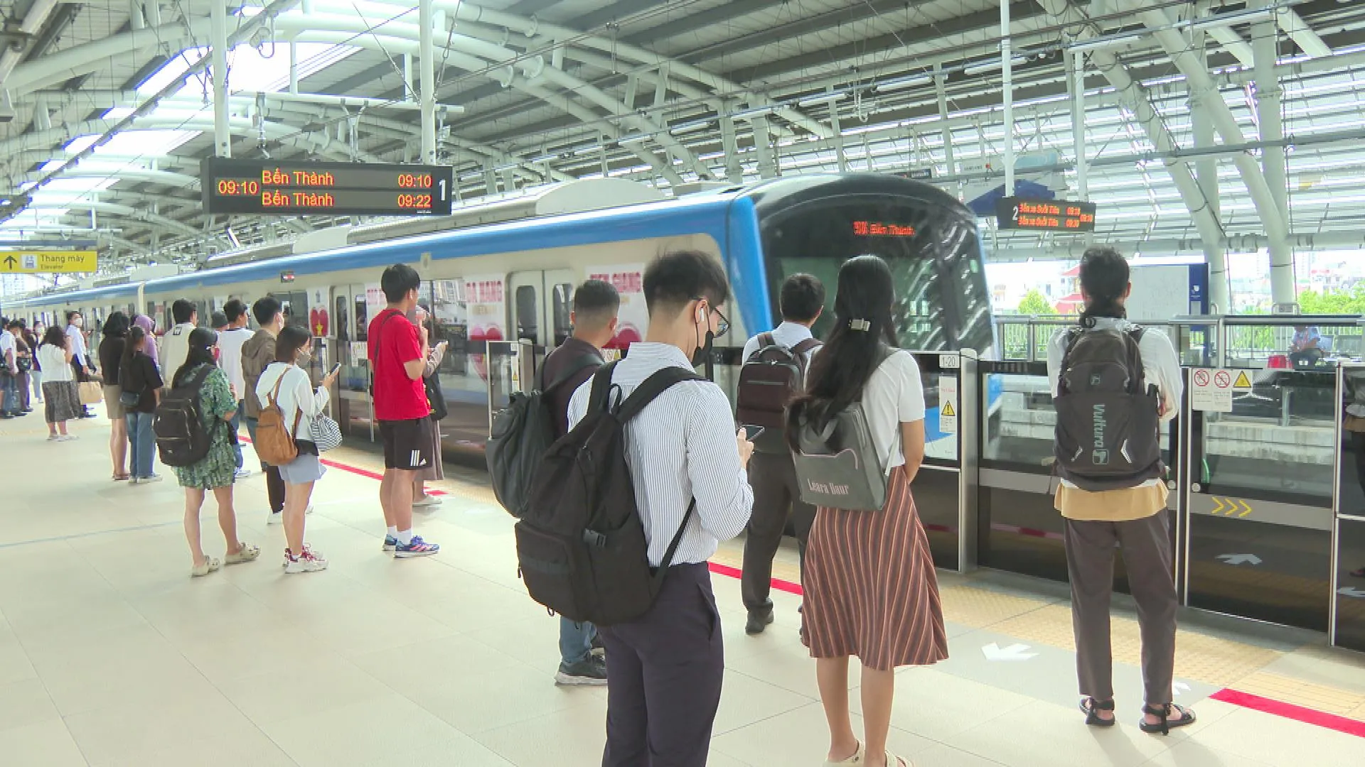 Hành khách trên tuyến Metro số 1