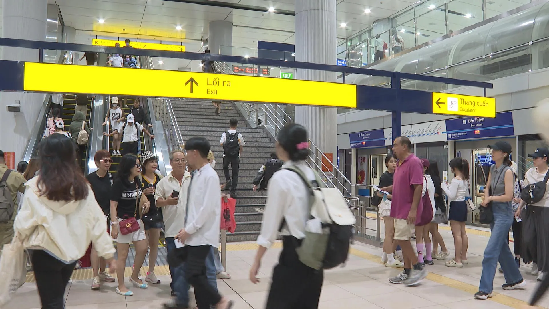 Hành khách trên tuyến Metro số 1 trong giờ hoạt động, trong đó có nhiều gia đình và trẻ em-h2