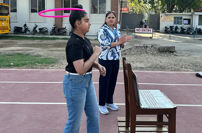 Praneet Kaur trong lúc thực hiện kỷ lục Guinness