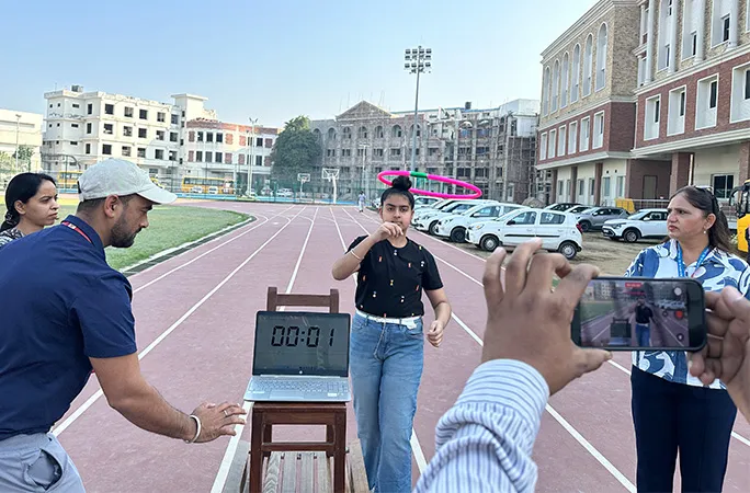 Praneet Kaur lắc vòng hula hoop nhìn từ phía trước