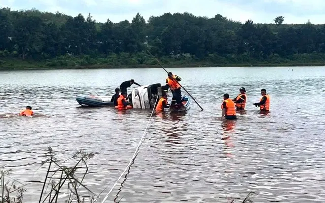 Lực lượng chức năng đã tìm thấy ô-tô của người phụ nữ bị nước cuốn tử vong dưới lòng hồ Xa Cát