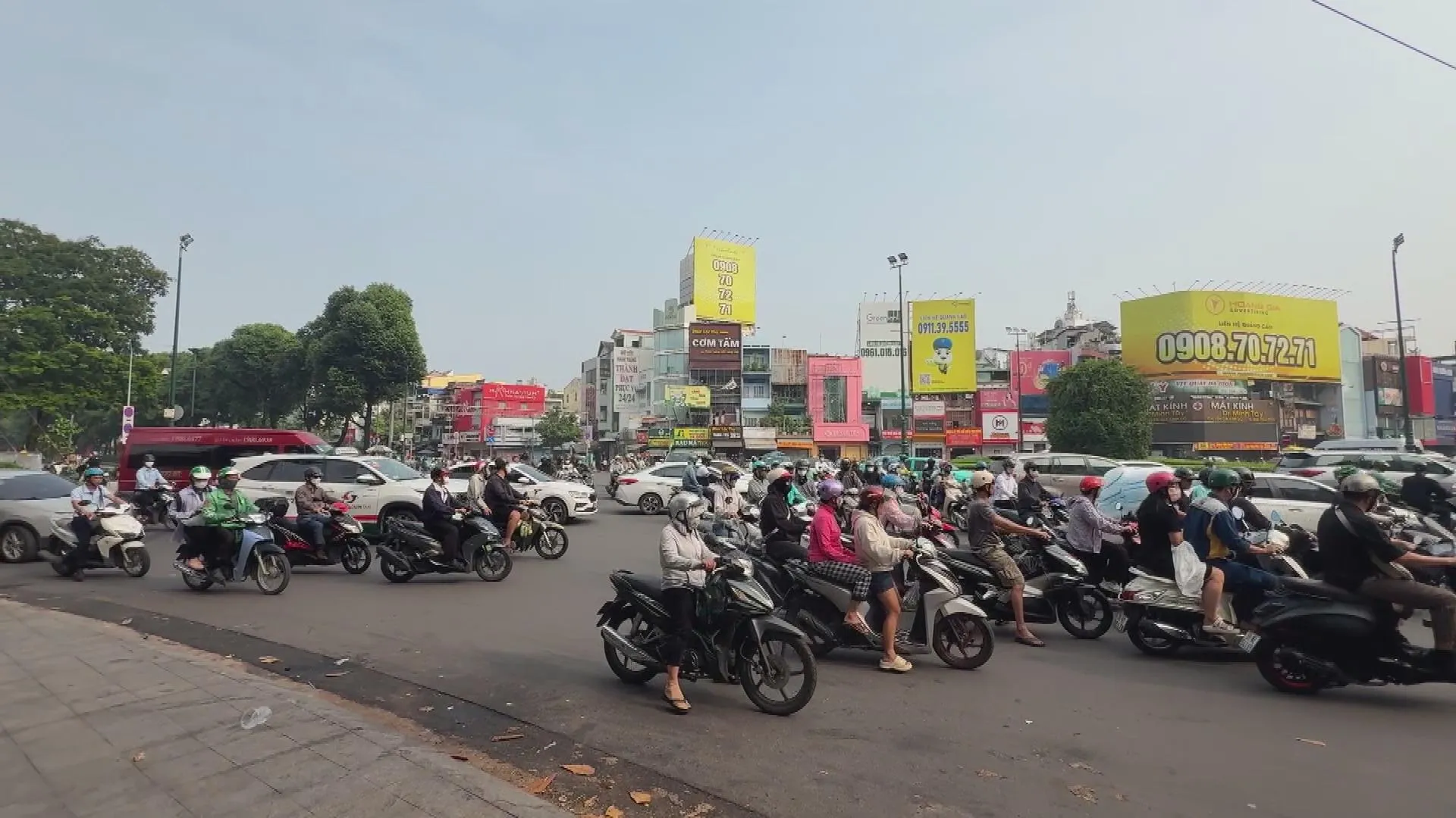Lượng lớn xe máy và ô tô lưu thông trên một tuyến đường tại TP. Hồ Chí Minh, phản ánh áp lực từ phương tiện cá nhân lên giao thông đô thị