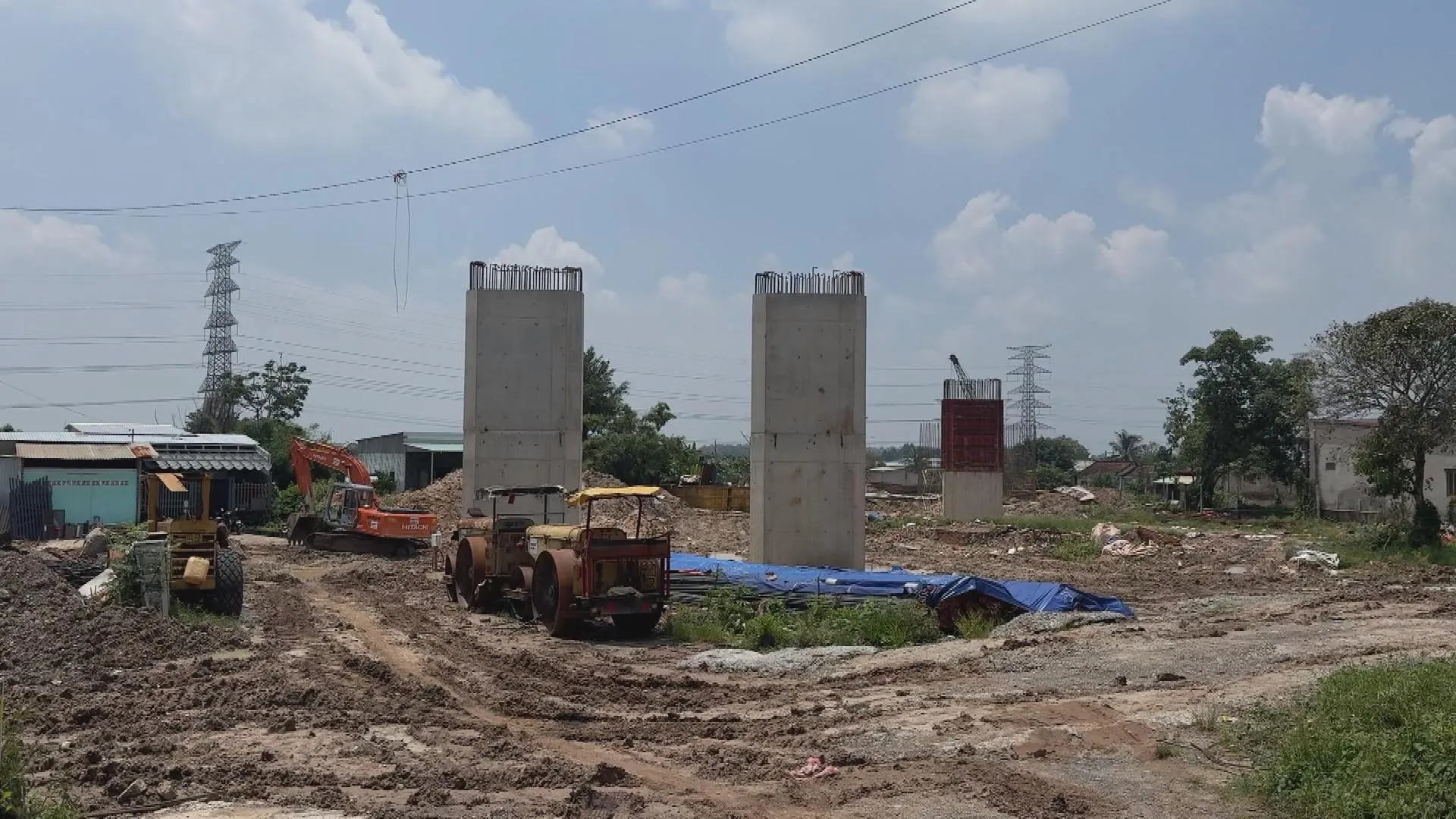 Một đoạn dự án cao tốc TP. Hồ Chí Minh - Mộc Bài với các trụ cầu bê tông đã thành hình