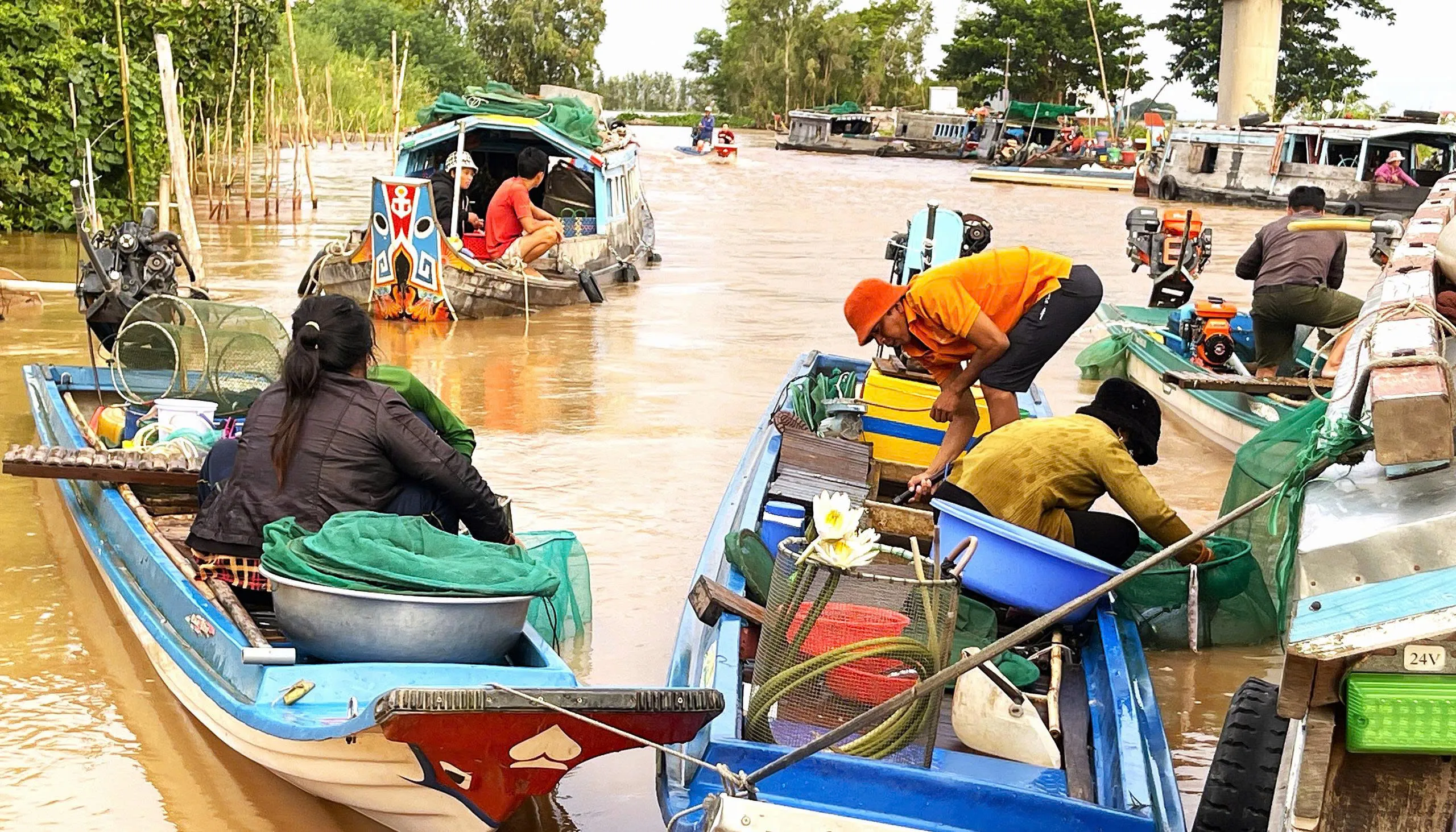 Người dân vùng Tứ giác Long Xuyên đánh bắt thủy sản - Lũ ĐBSCL - Ảnh SGGPO