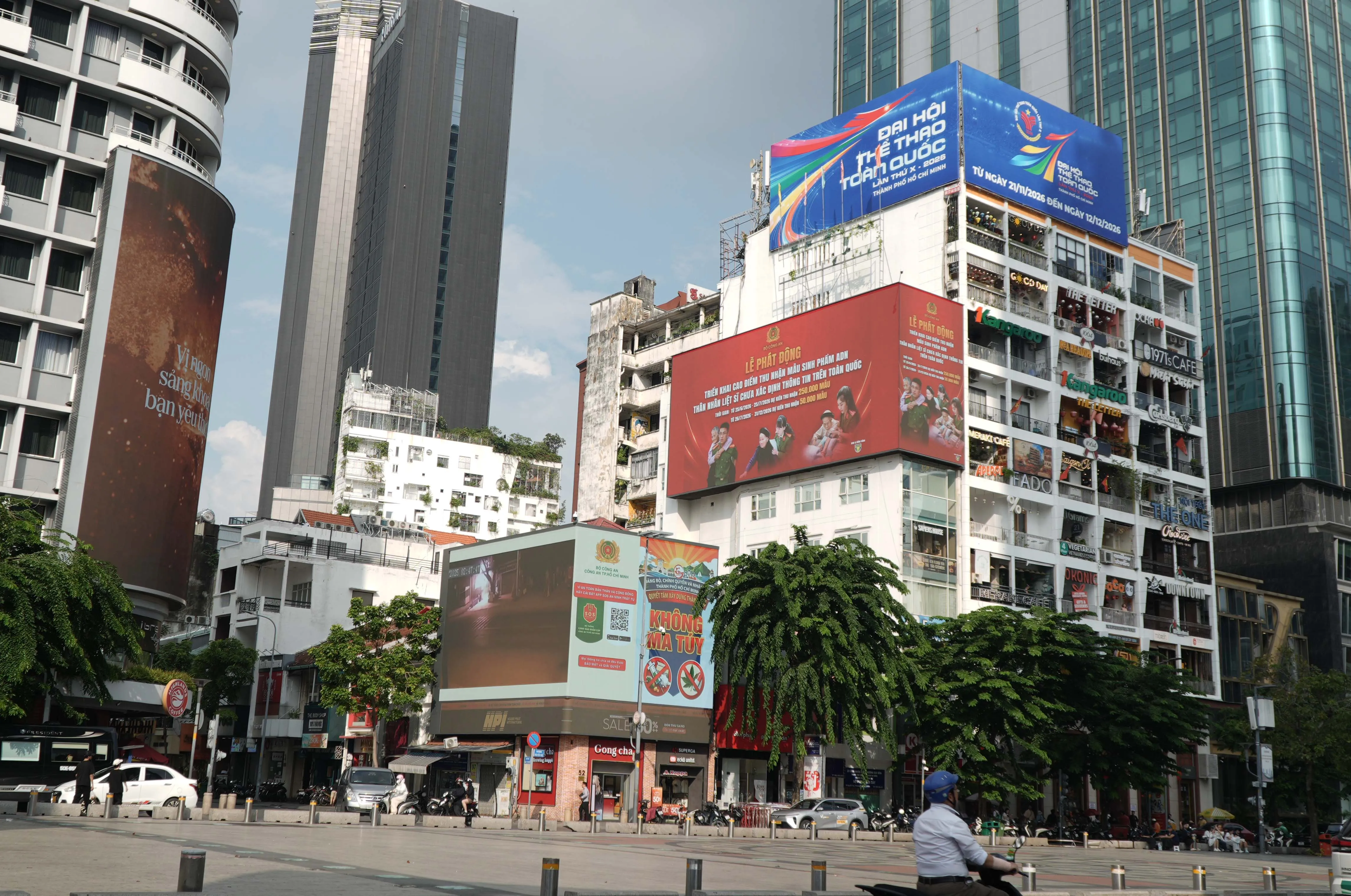 nhiều biển ...phó đi bộ nguyễn huệ