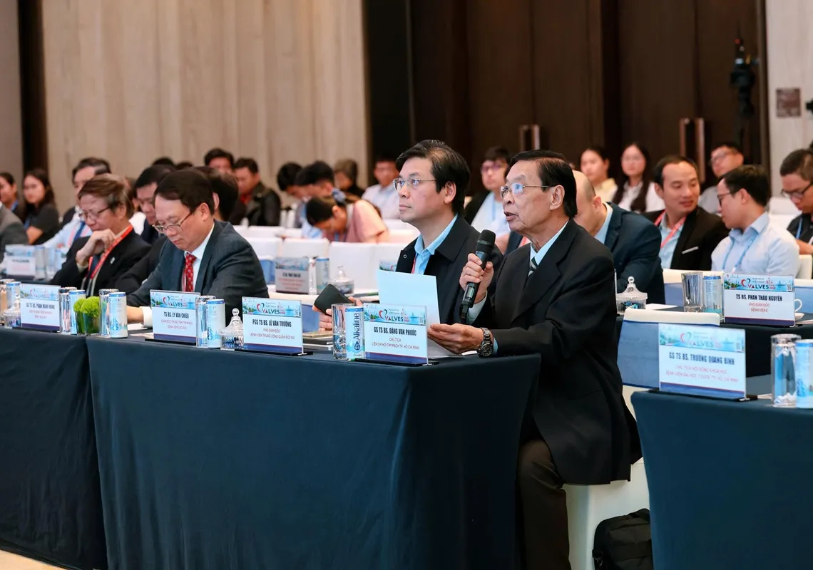 Phiên thảo luận chuyên môn tạo cơ hội để các chuyên gia trao đổi kinh nghiệm, phân tích tình huống và chia sẻ quan điểm trong điều trị bệnh van tim