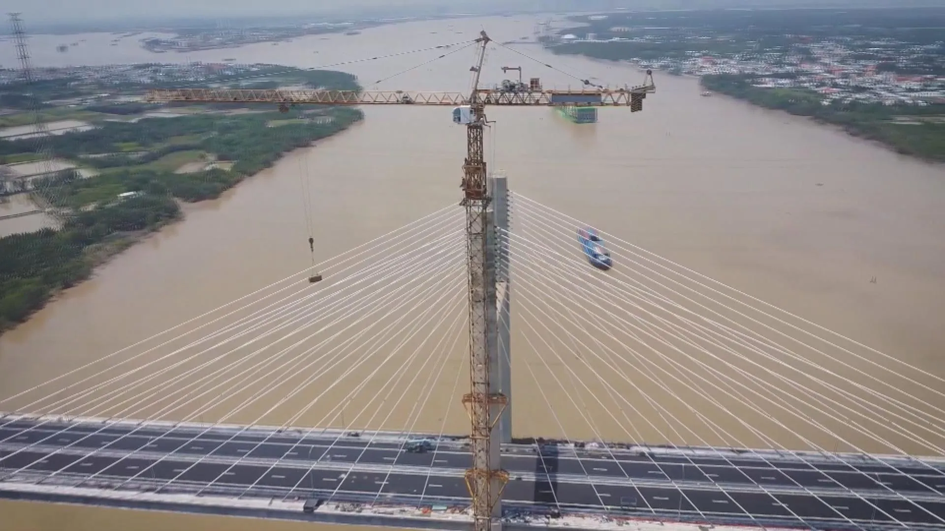 Quang cảnh hạ tầng giao thông trọng điểm với hệ thống cầu dây văng qua sông