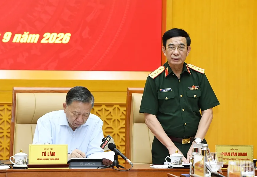 Đại tướng Phan Văn Giang, Ủy viên Bộ Chính trị, Phó bí thư Quân ủy Trung ương, Phó thủ tướng Chính phủ, Bộ trưởng Bộ Quốc phòng điều hành hội nghị