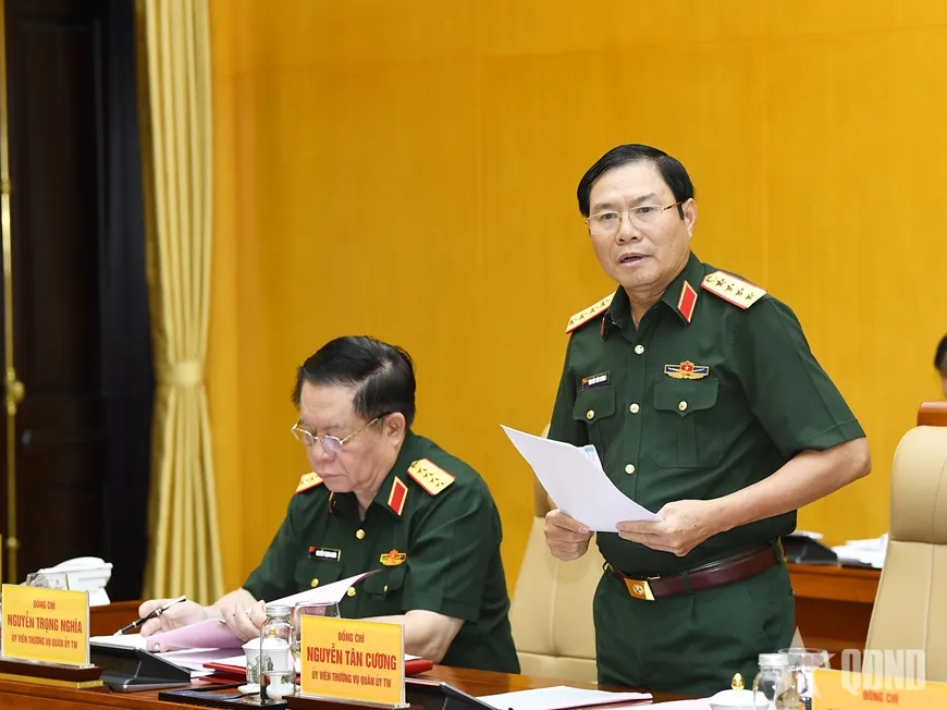 Đại tướng Nguyễn Tân Cương, Ủy viên Trung ương Đảng, Ủy viên Thường vụ Quân ủy Trung ương, Tổng Tham mưu trưởng, Thứ trưởng Bộ Quốc phòng báo cáo tại hội nghị