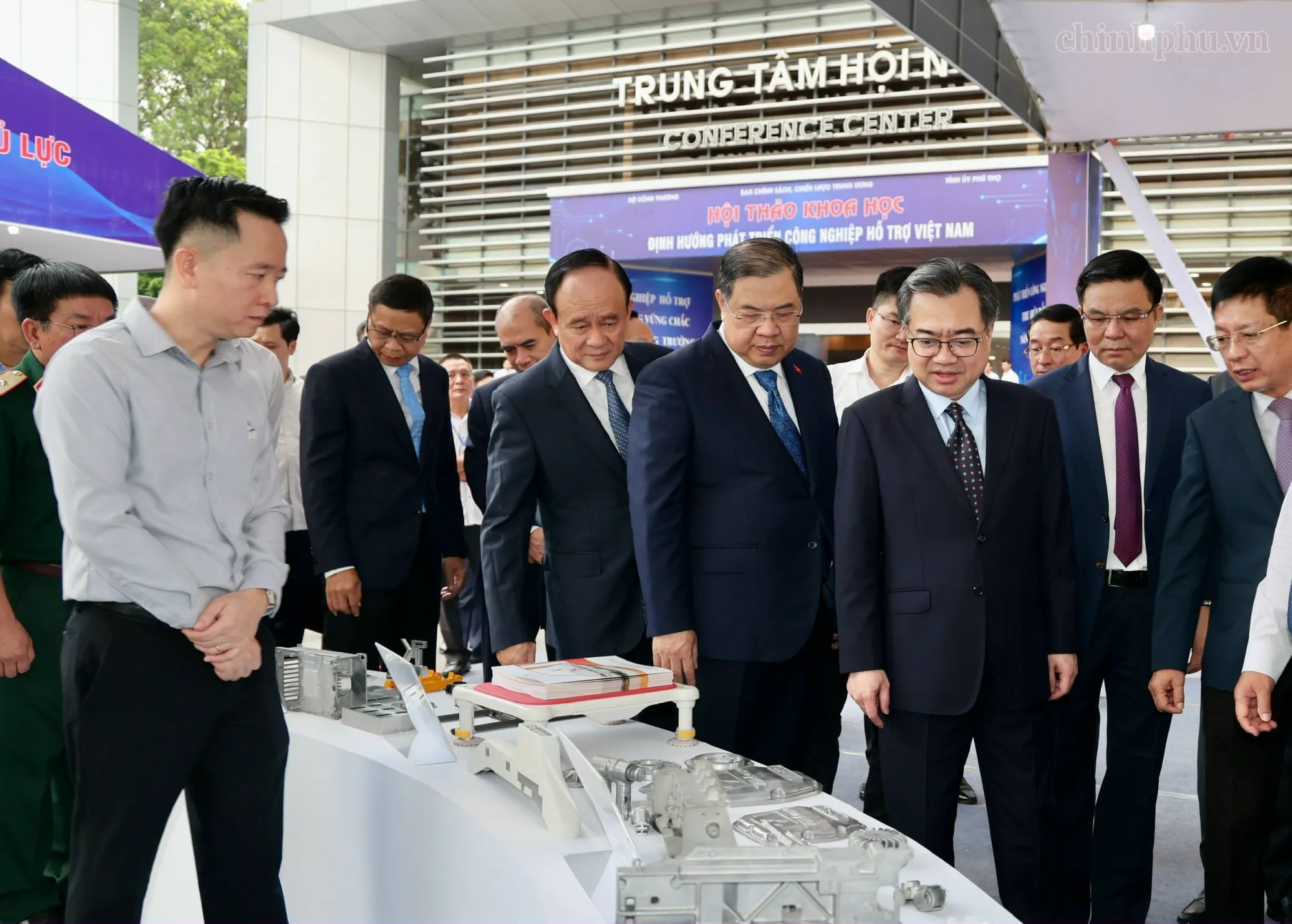 Trưởng ban Chính sách, chiến lược Trung ương Nguyễn Thanh Nghị, Phó Thủ tướng Thường trực Chính phủ Phạm Gia Túc và các đại biểu tham quan gian trưng bày sản phẩm tại hội thảo - Ảnh chinhphu.vn