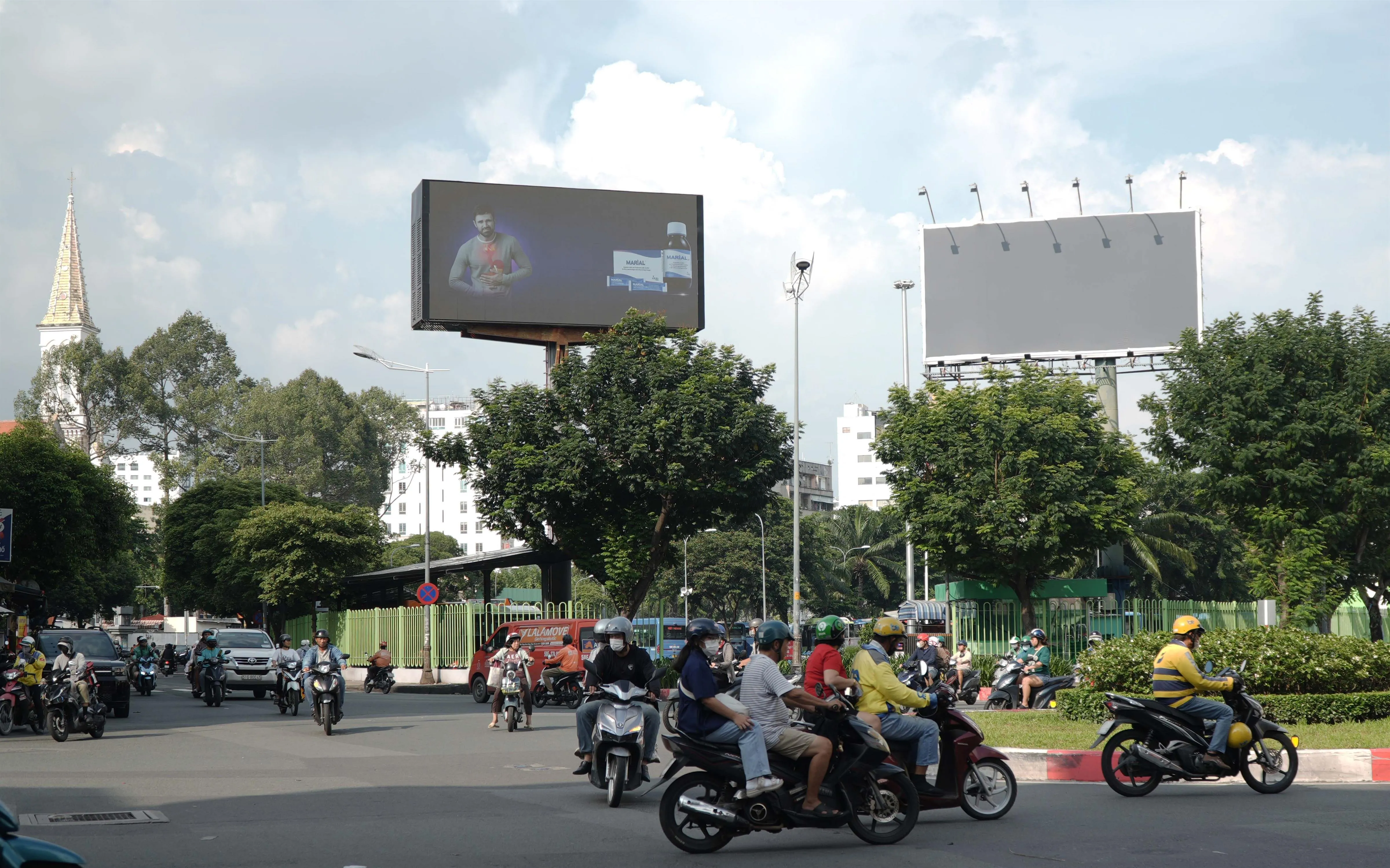 vòng xoay trước bến xe buýt Sài Gòn