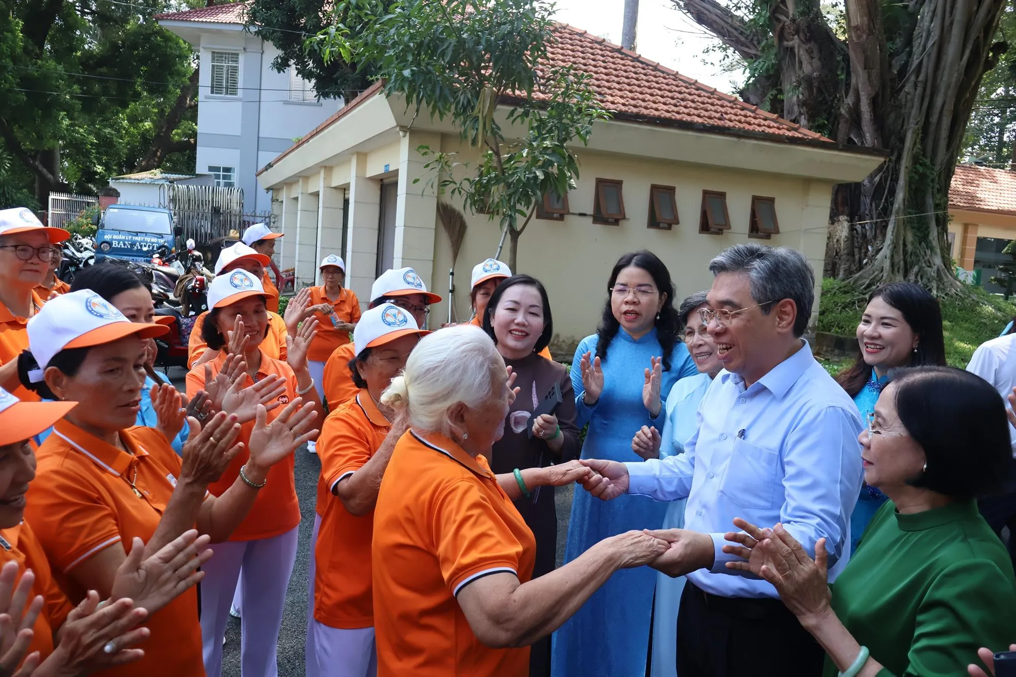 Ông Nguyễn Phước Lộc, Bà Bà Nguyễn Thị Ngọc Xuân cùng các đại biểu tham quan Điểm Sinh hoạt chăm sóc sức khỏe người cao tuổi và giao lưu cùng người cao tuổi tại phường Thủ Dầu Một - Ảnh: Kim Anh