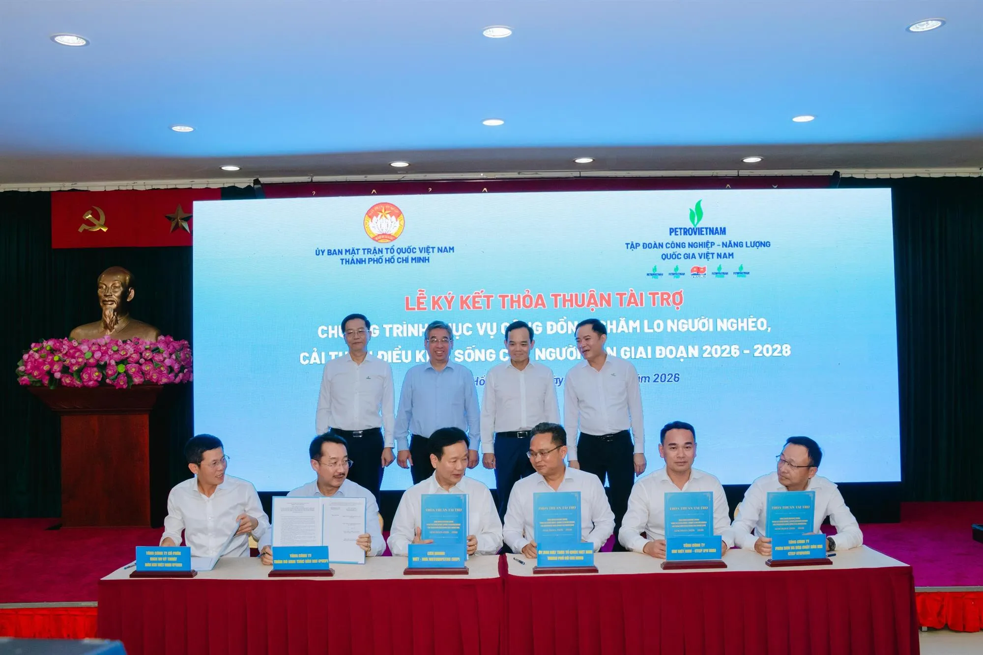 Thực hiện lễ Ký kết thỏa thuận tài trợ - Ảnh: MTTQ TP