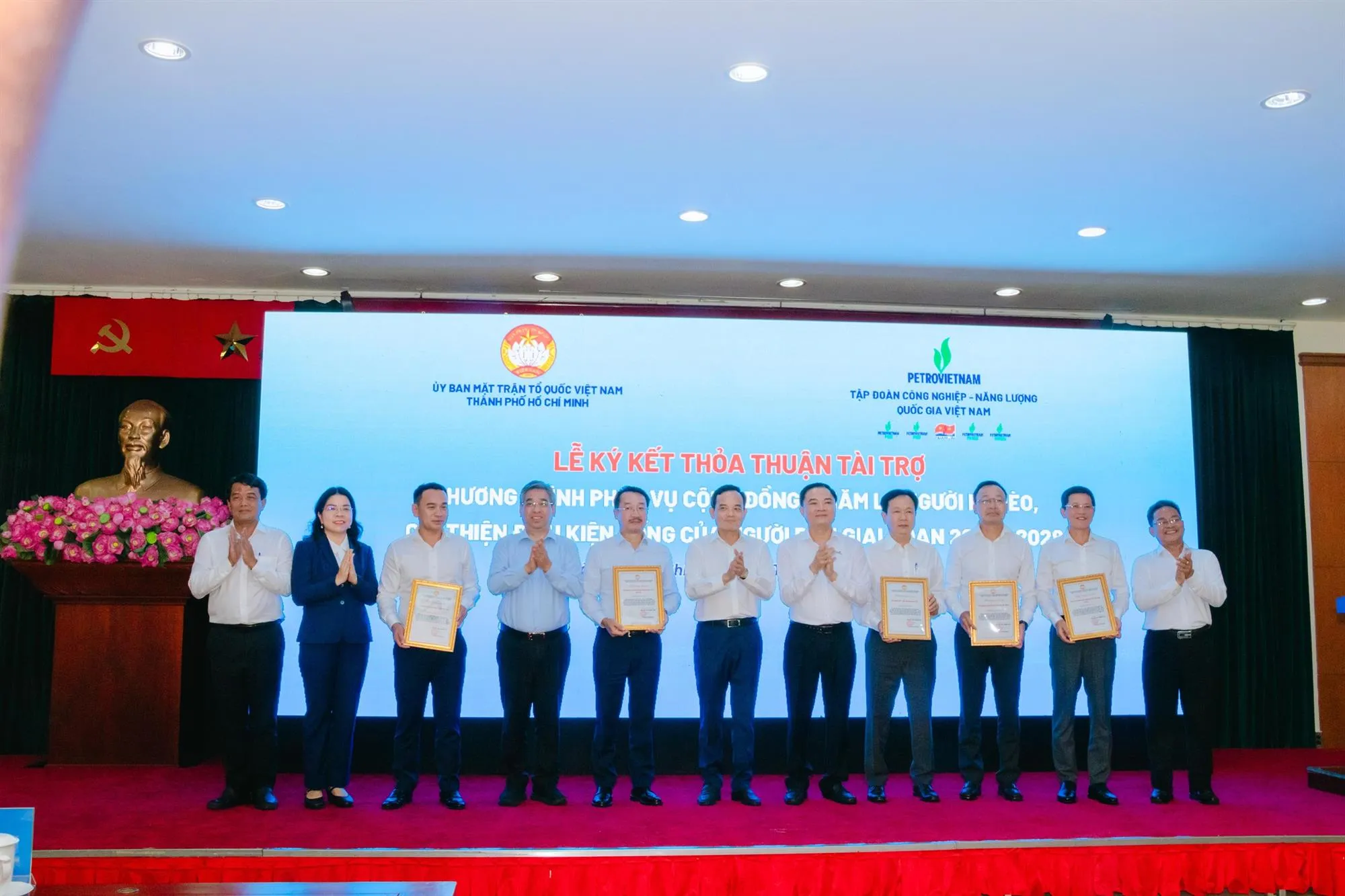 Thực hiện lễ Ký kết thỏa thuận tài trợ - Ảnh: MTTQ TP