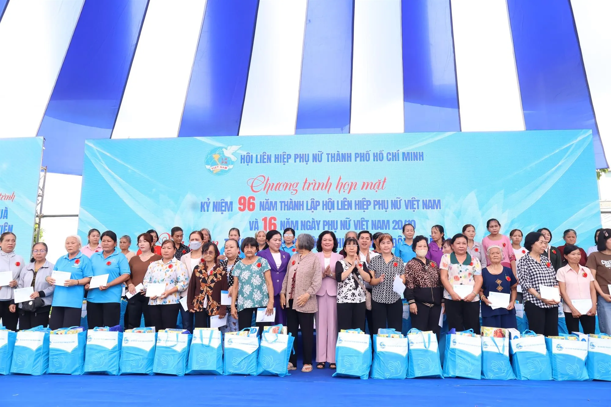 Chương trình trao quà cho phụ nữ có hoàn cảnh khó khăn cùng học bổng và xe đạp đến các em học sinh - Ảnh: Kim Anh
