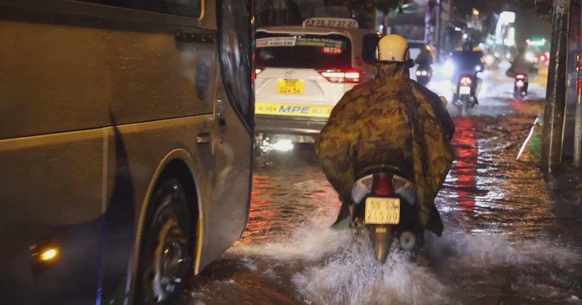 TP. Hồ Chí Minh: Mưa lớn, triều cường gây ngập nhiều tuyến đường