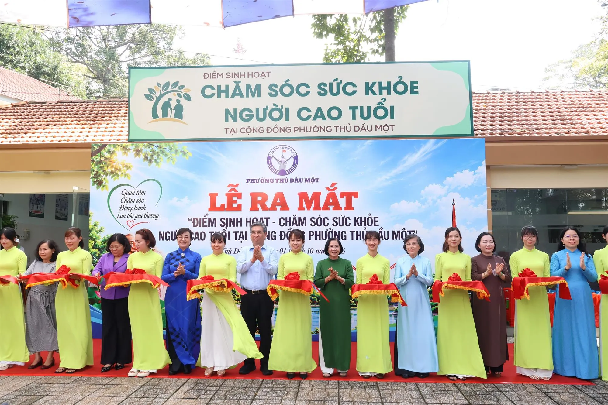 Lễ cắt băng khánh thành Điểm Sinh hoạt chăm sóc sức khỏe người cao tuổi - Ảnh: Kim Anh
