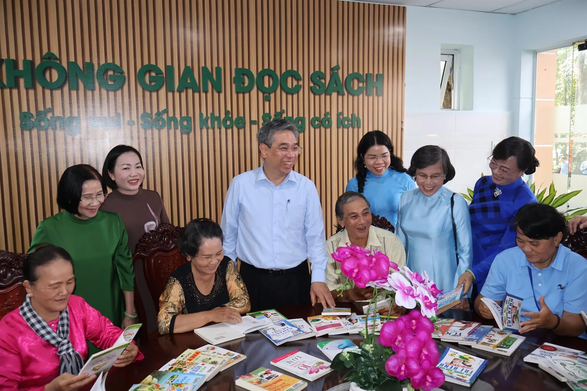 Ông Nguyễn Phước Lộc, Bà Bà Nguyễn Thị Ngọc Xuân cùng các đại biểu tham quan Điểm Sinh hoạt chăm sóc sức khỏe người cao tuổi và giao lưu cùng người cao tuổi tại phường Thủ Dầu Một - Ảnh: Kim Anh