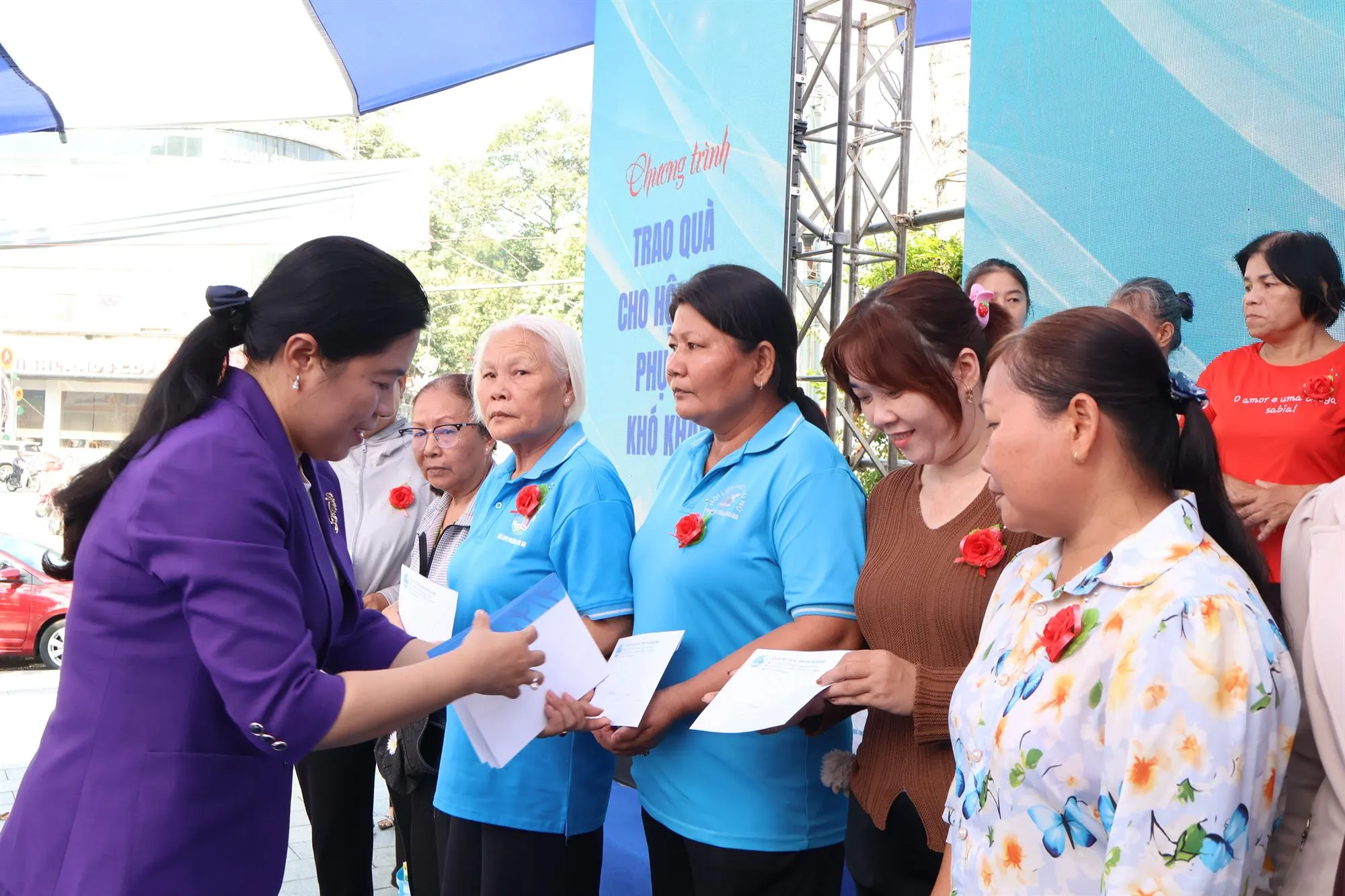 Chương trình trao quà cho phụ nữ có hoàn cảnh khó khăn cùng học bổng và xe đạp đến các em học sinh - Ảnh: Kim Anh