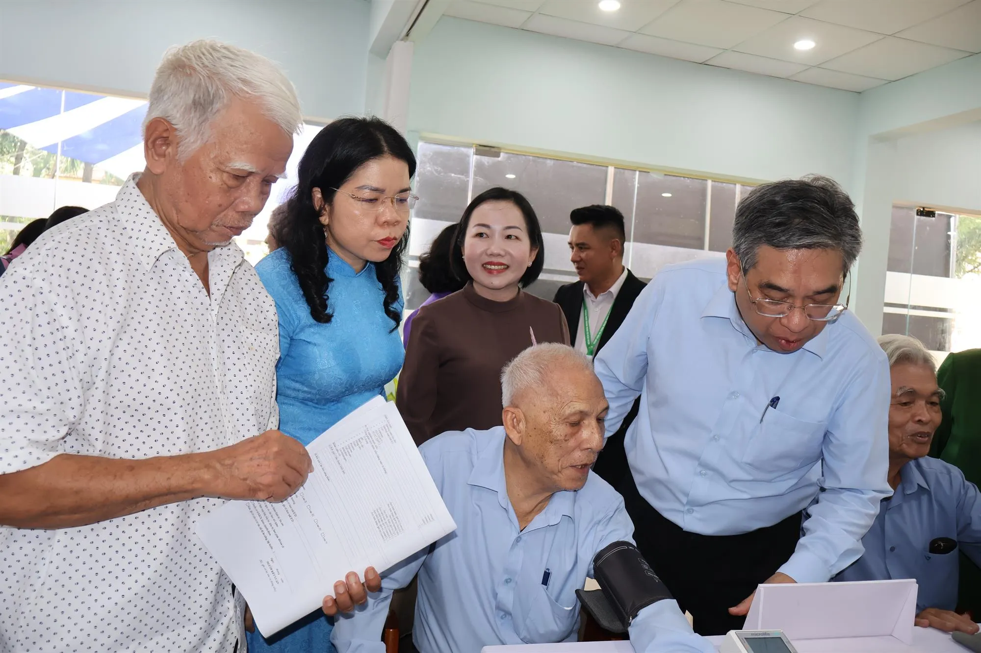 Ông Nguyễn Phước Lộc, Bà Bà Nguyễn Thị Ngọc Xuân cùng các đại biểu tham quan Điểm Sinh hoạt chăm sóc sức khỏe người cao tuổi và giao lưu cùng người cao tuổi tại phường Thủ Dầu Một - Ảnh: Kim Anh