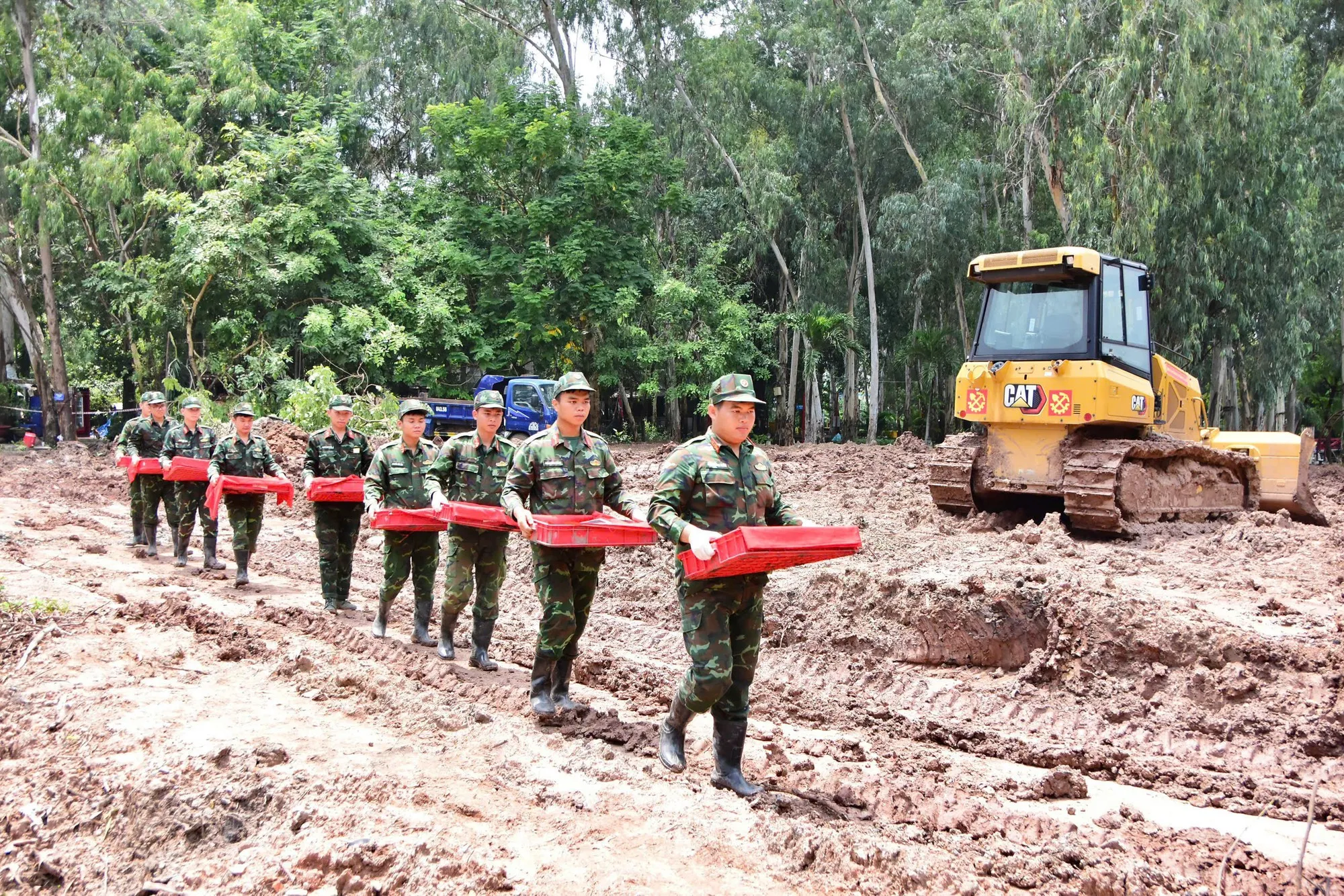 Quy tập 19 bộ hài cốt liệt sĩ trong ngày 1/10 tại Công viên Lê Thị Riêng - Ảnh 2.