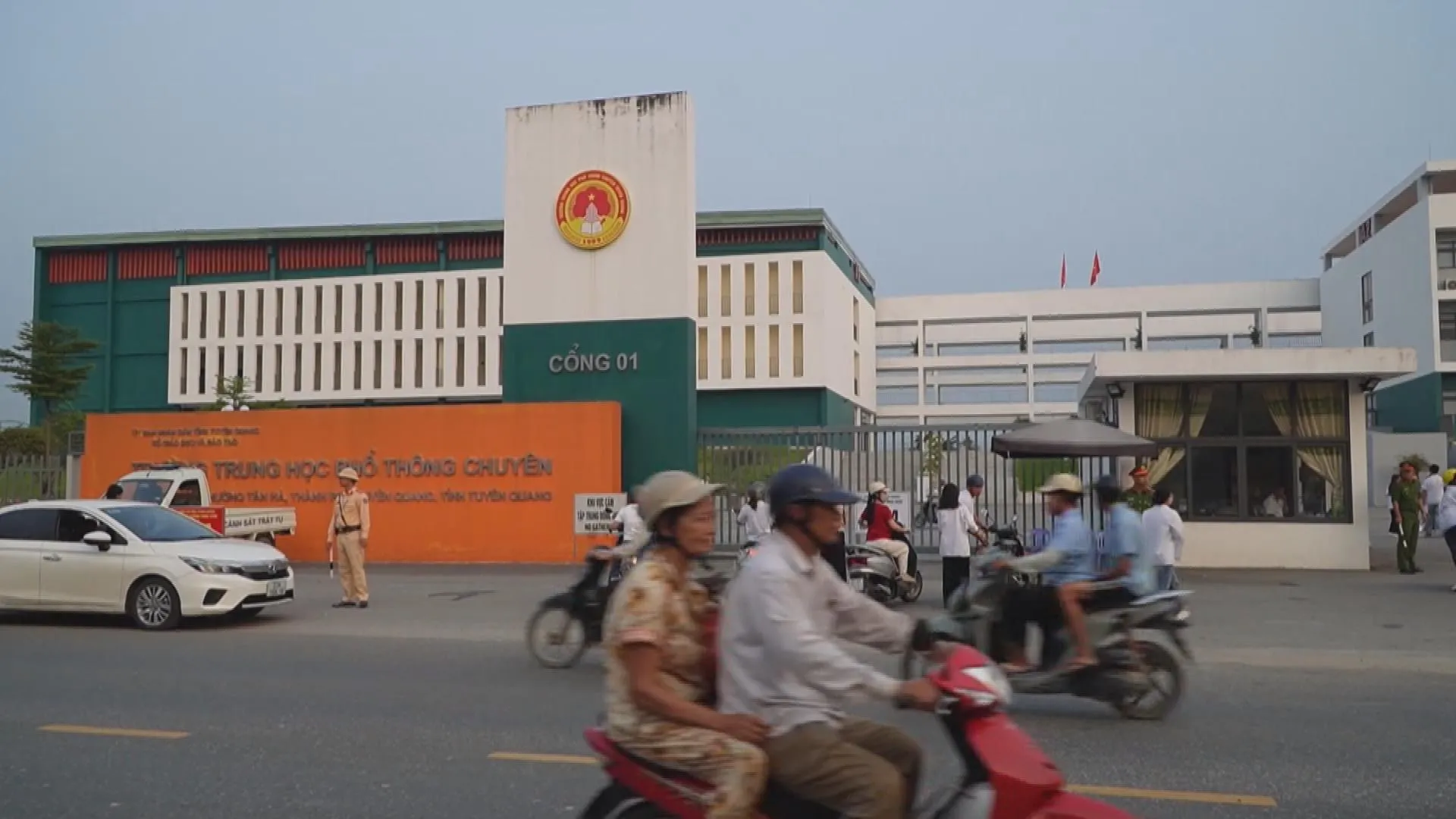 TP. Hồ Chí Minh: cây xanh bật gốc đè sập tường nhà dân | 60 Giây Sáng ngày 2/10/2026  - Ảnh 3.