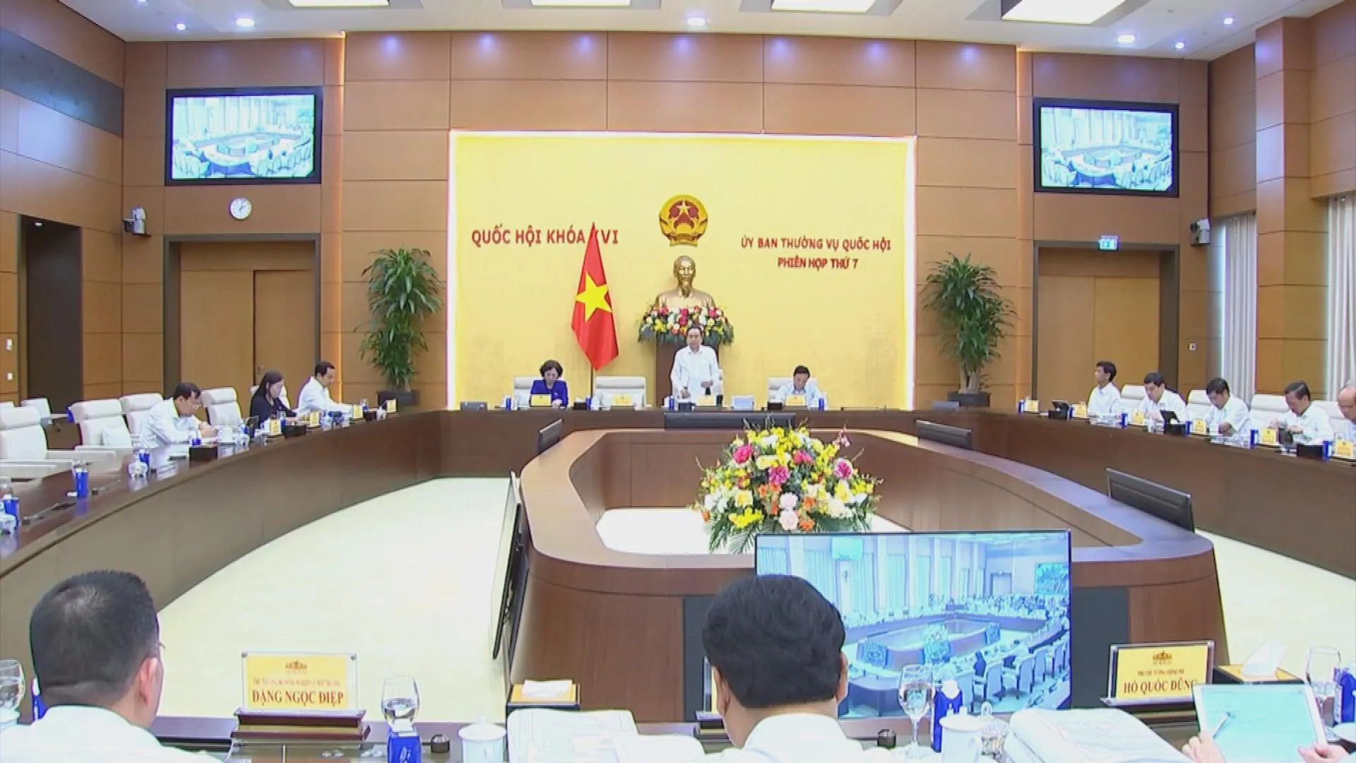 Toàn cảnh phòng họp Phiên họp thứ 7 Ủy ban Thường vụ Quốc hội khóa XV với các đại biểu ngồi quanh bàn họp - Ảnh 1.