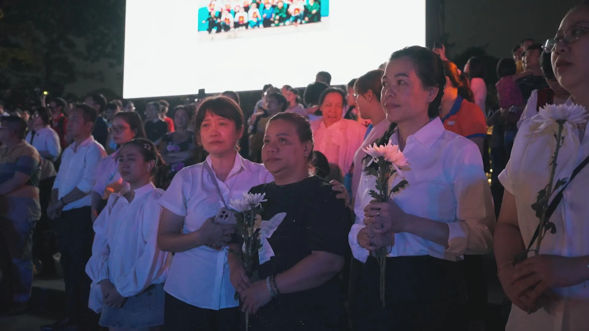 Ánh mắt đượm buồn và xúc động của các thân nhân có người thân mất trong đại dịch khi tìm về không gian tri ân