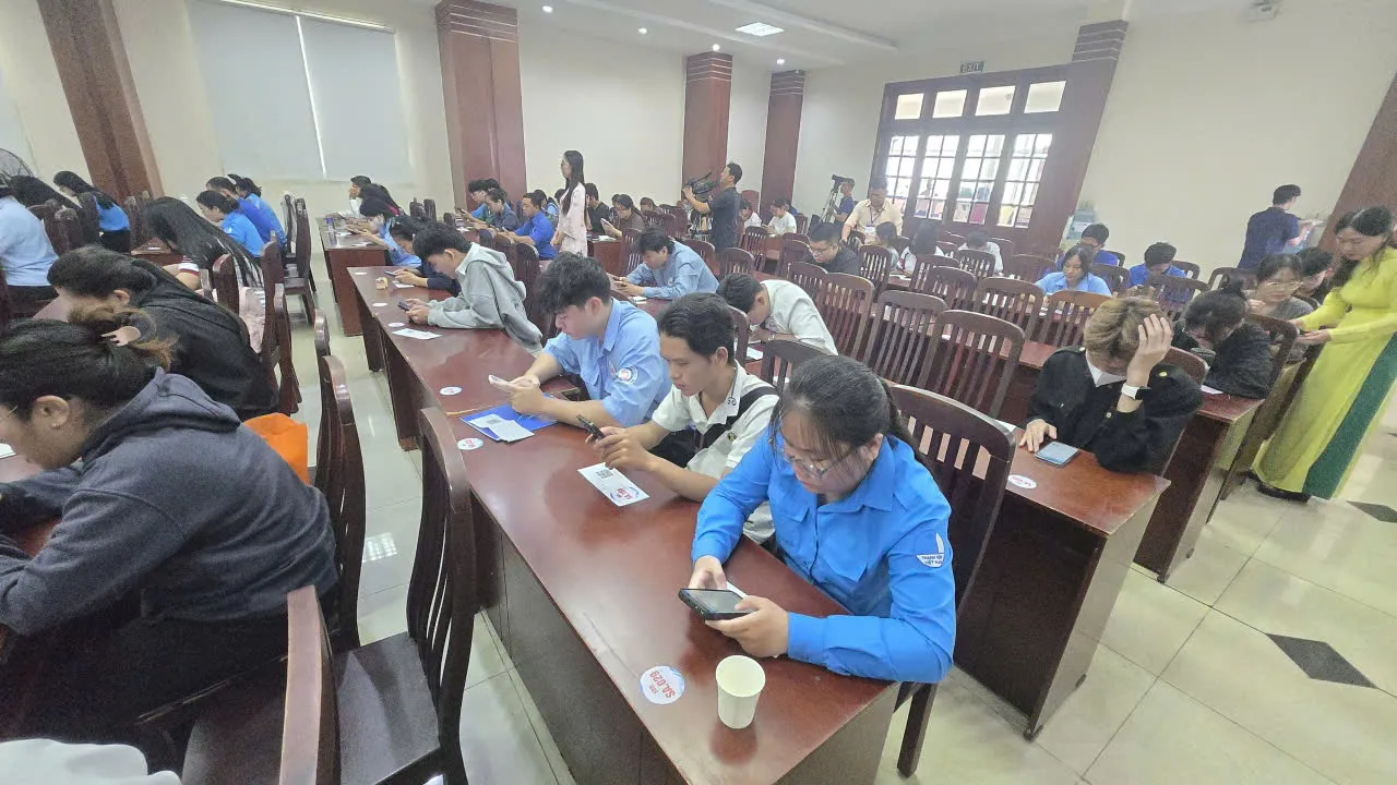 Các bạn thí sinh tập trung làm bài thi trực tuyến tại vòng sơ khảo - Ảnh Bá Nam