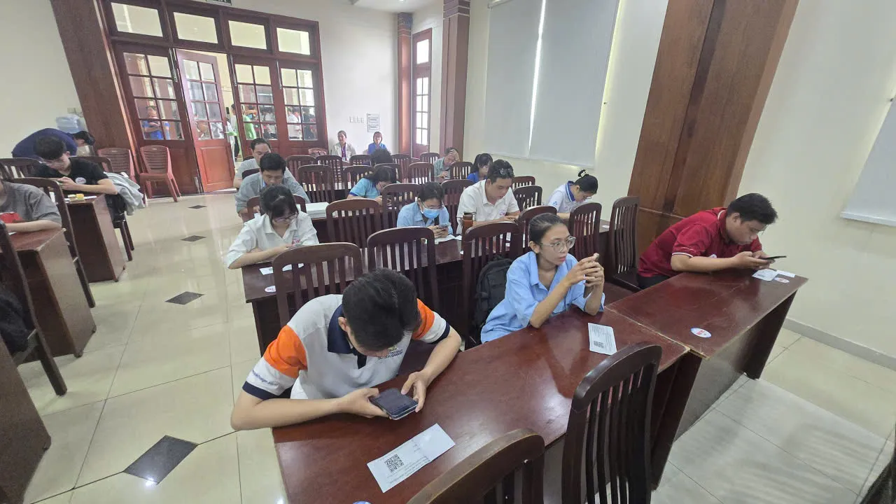 Các thí sinh hội thi làm bánh tham gia thi lý thuyết trực tuyến tại vòng sơ khảo của hội thi - Ảnh Bá Nam
