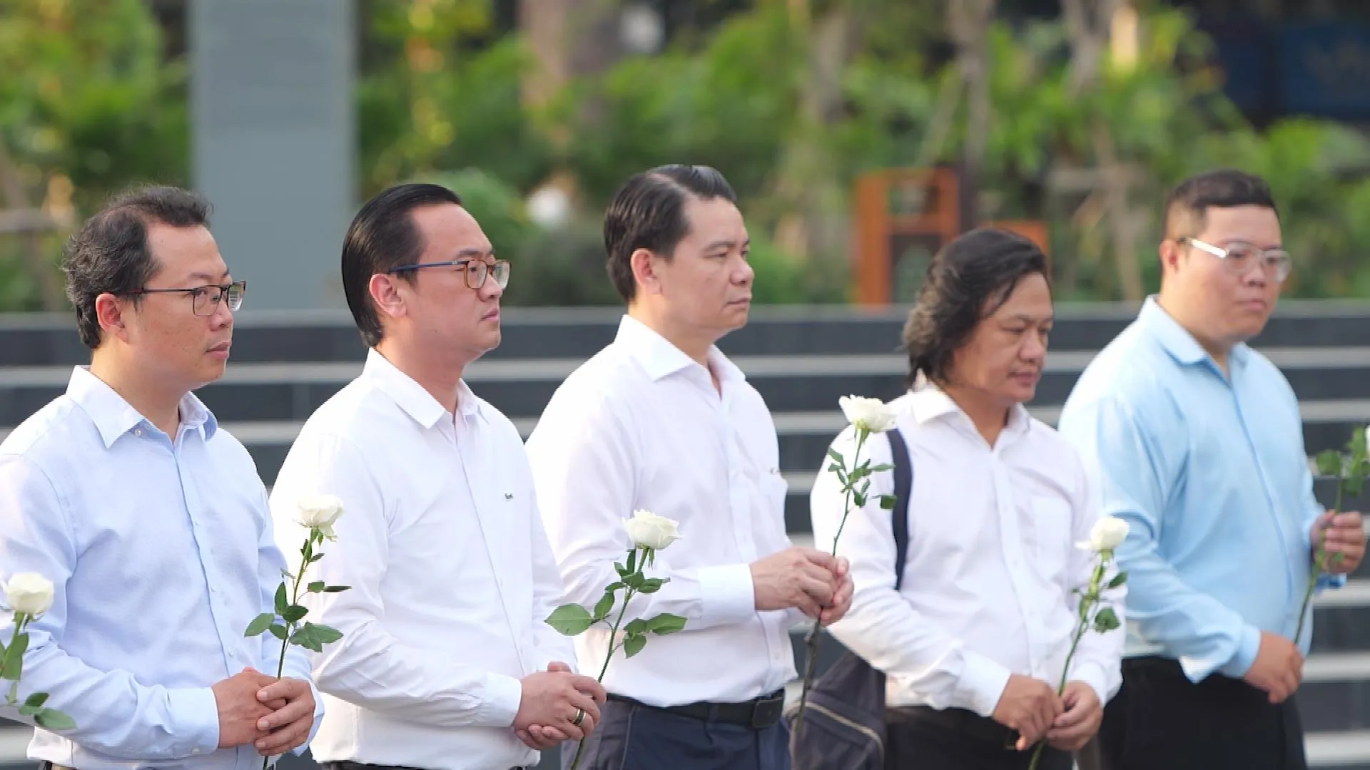 Các đại biểu và lực lượng tuyến đầu trang nghiêm cầm hoa cúc trắng chuẩn bị dâng lên đài tưởng niệm-h1