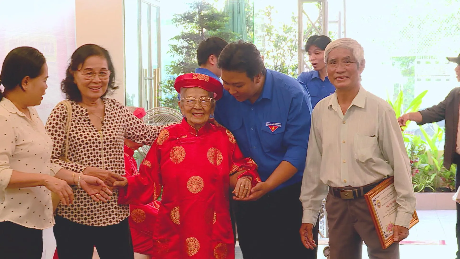 Các đoàn viên thanh niên cùng người thân ân cần hỗ trợ các cựu tù cách mạng lão thành tại lễ mừng thọ