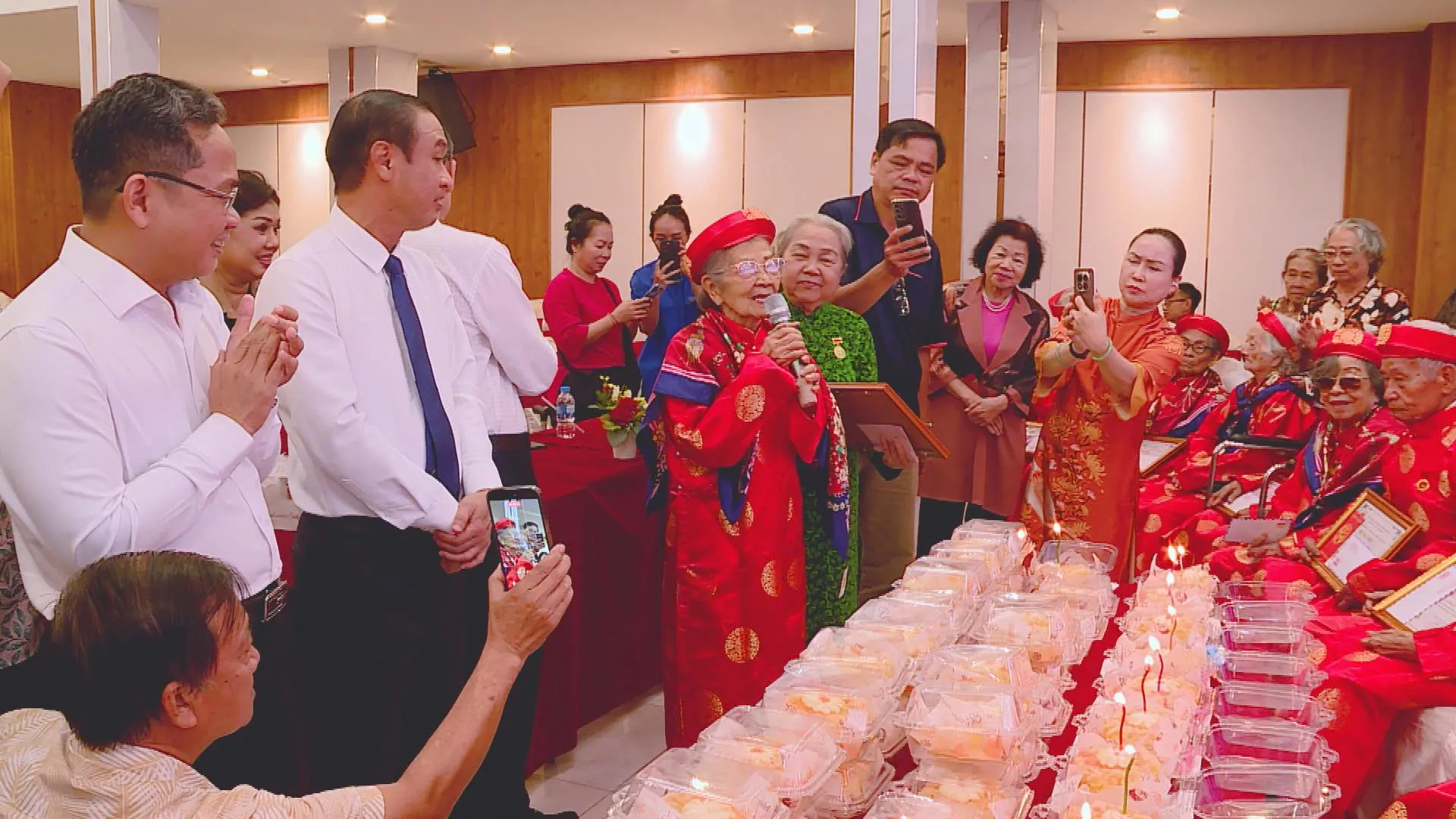 Đại diện gia đình chúc thọ và tri ân các cựu tù cách mạng tại sự kiện-h1
