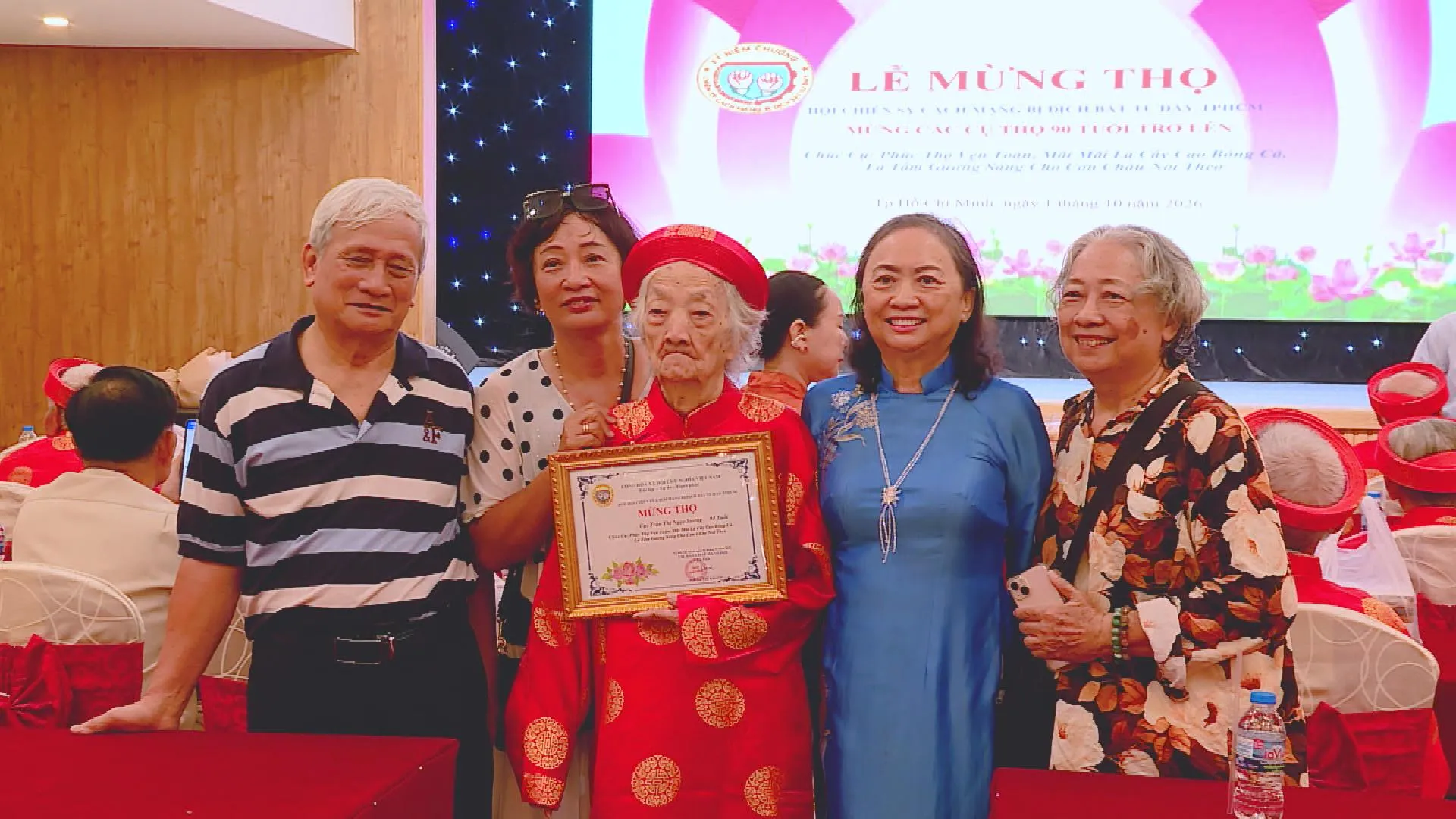 Đại diện gia đình chúc thọ và tri ân các cựu tù cách mạng tại sự kiện-h2