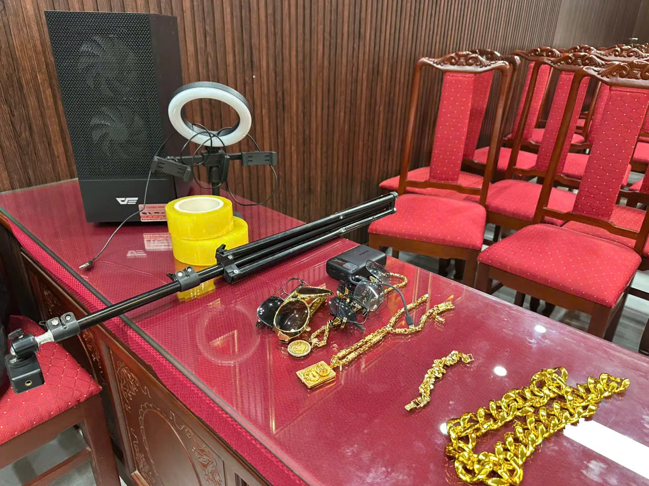 Hoàng Quốc Minh sử dụng công cụ để phục vụ livestream nhằm gây ấn tượng, tăng tính bạo lực và thu hút sự tò mò của người xem